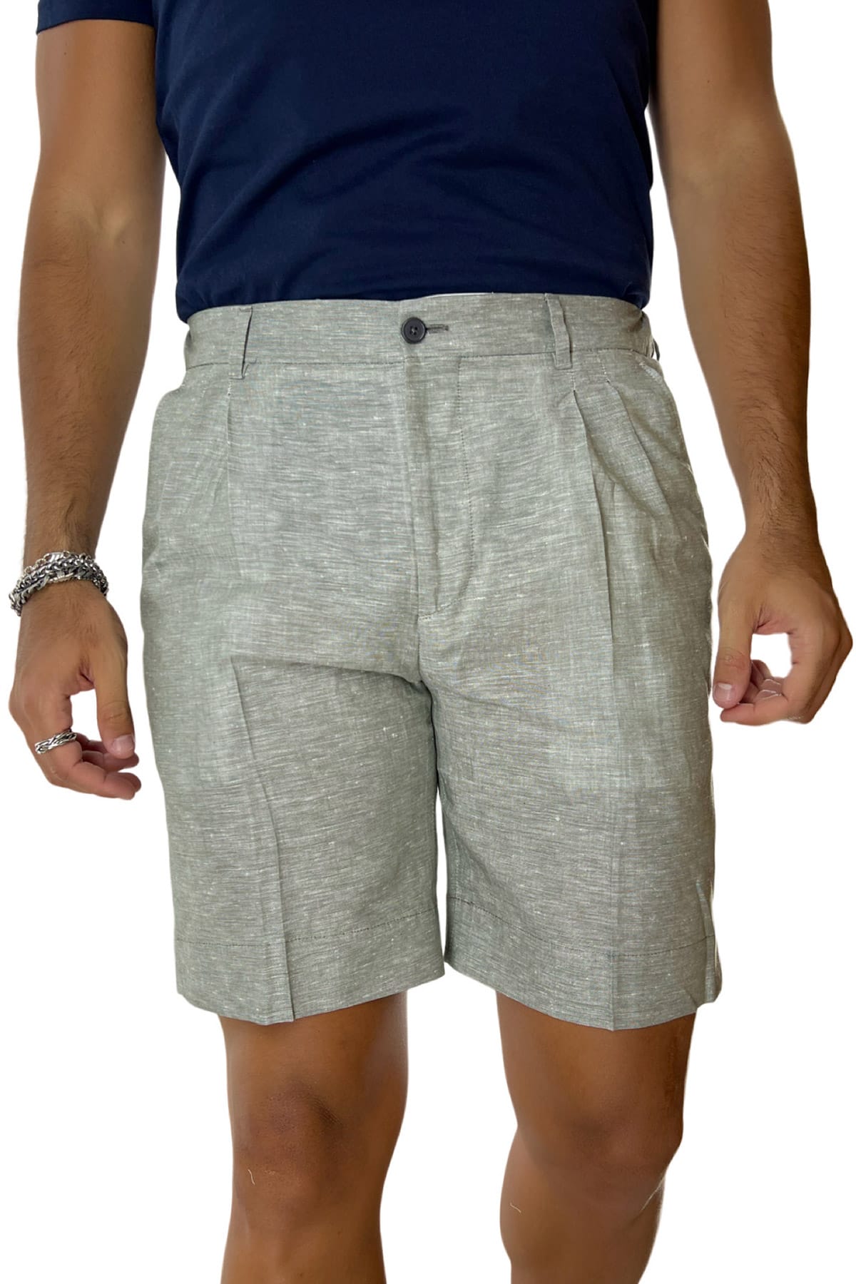 Bermuda uomo verde militare in lino e cotone con mezza coulisse doppia pinces e tasca america