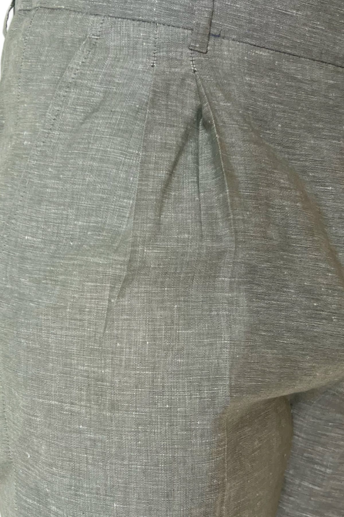 Bermuda uomo verde militare in lino e cotone con mezza coulisse doppia pinces e tasca america