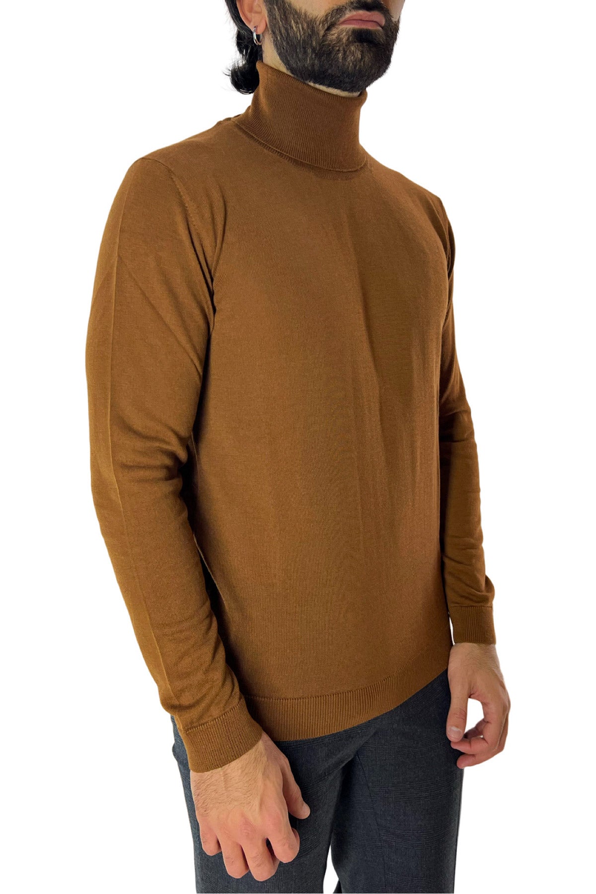 Maglione collo alto uomo nocciola in lana merinos slim fit made in italy tinta unita