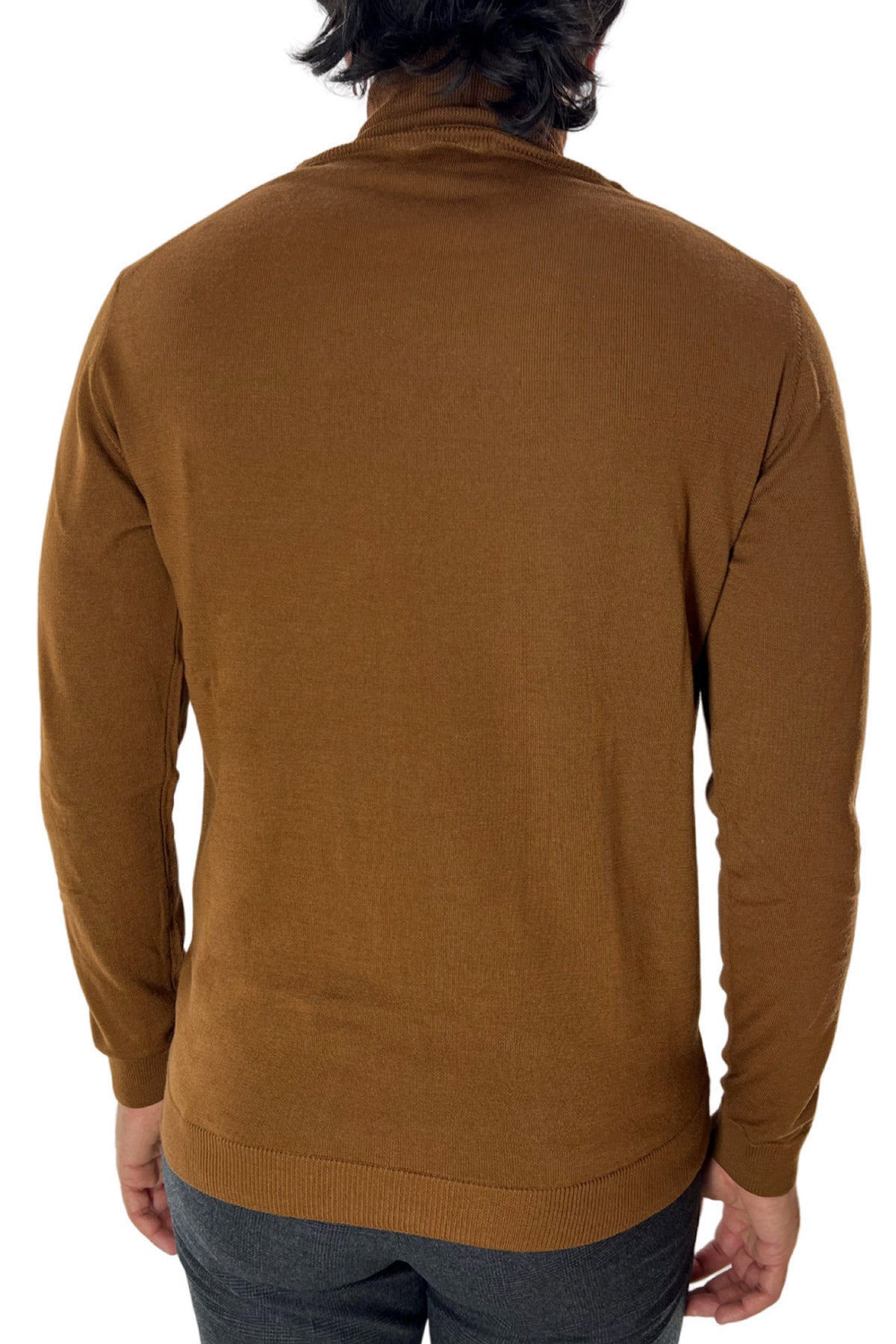 Maglione collo alto uomo nocciola in lana merinos slim fit made in italy tinta unita