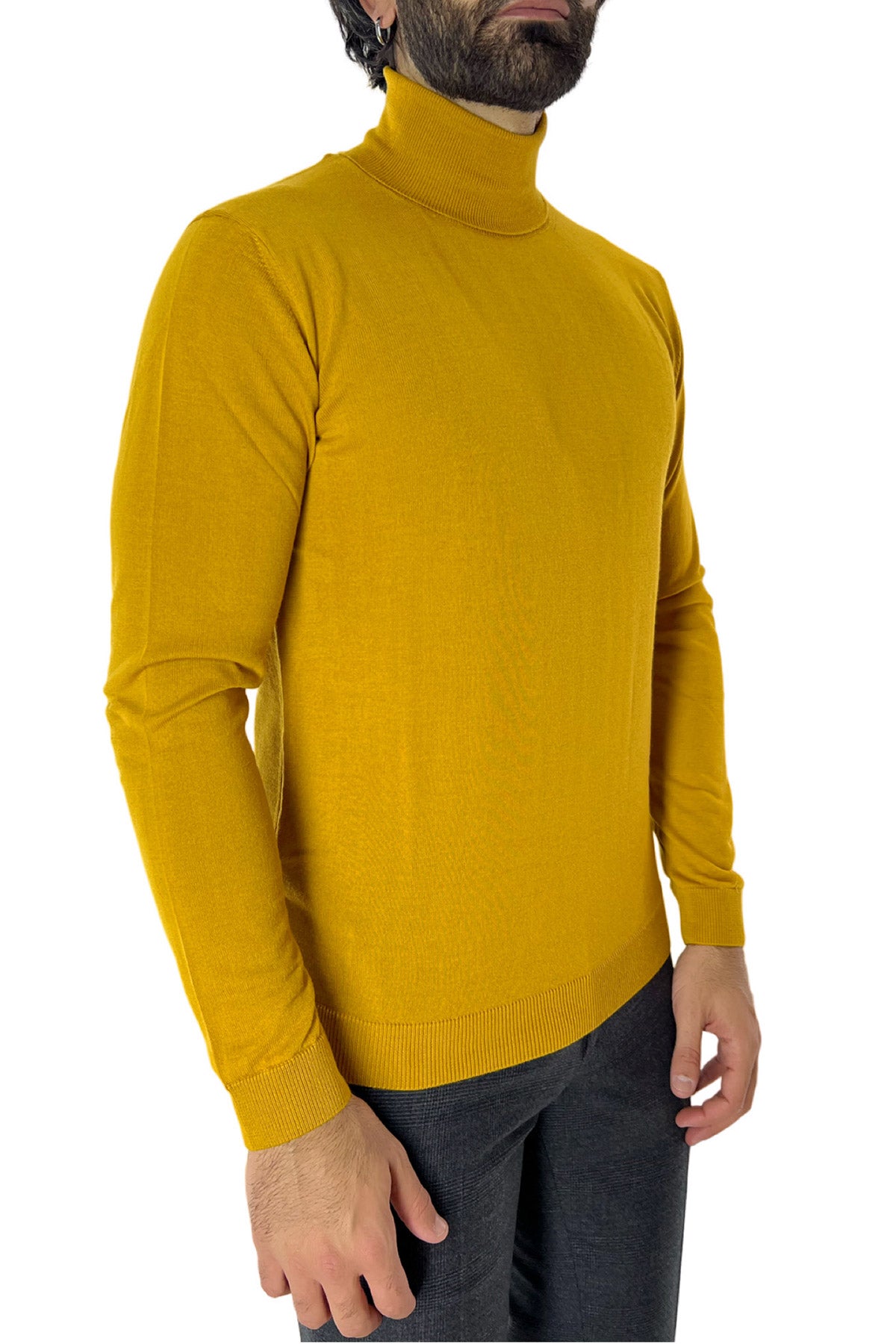 Maglione collo alto uomo senape in lana merinos slim fit made in italy tinta unita