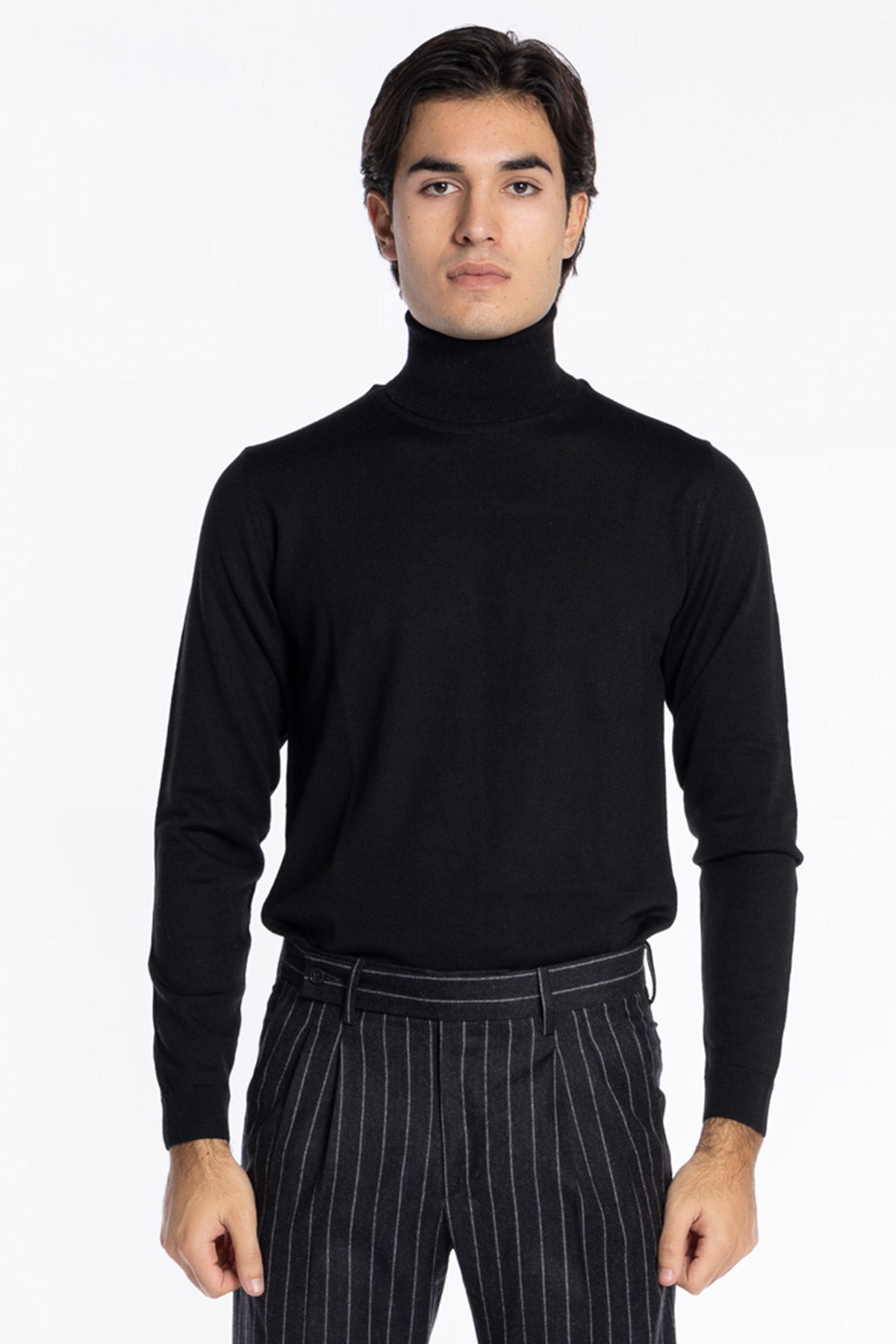 Maglione collo alto uomo nero in lana merinos slim fit made in italy tinta unita