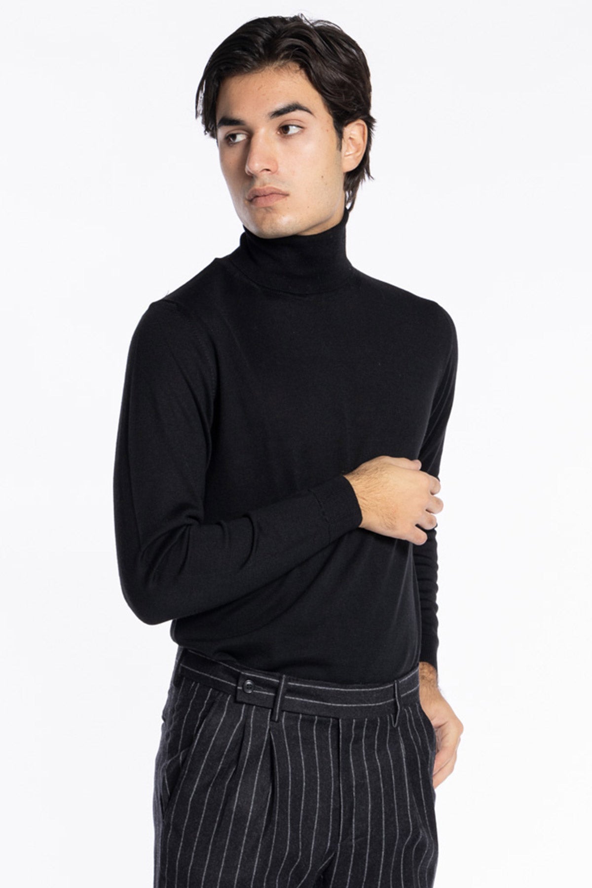 Maglione collo alto uomo nero in lana merinos slim fit made in italy tinta unita