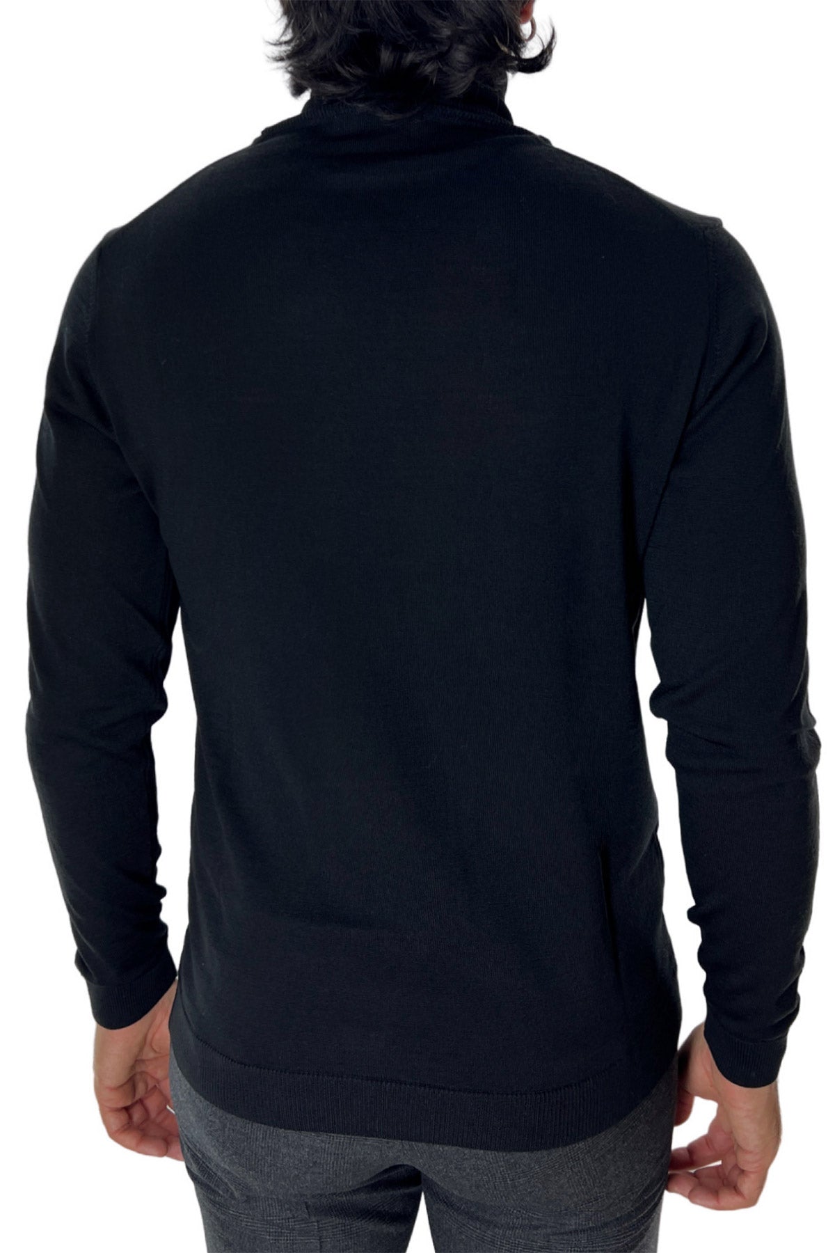 Maglione collo alto uomo nero in lana merinos slim fit made in italy tinta unita