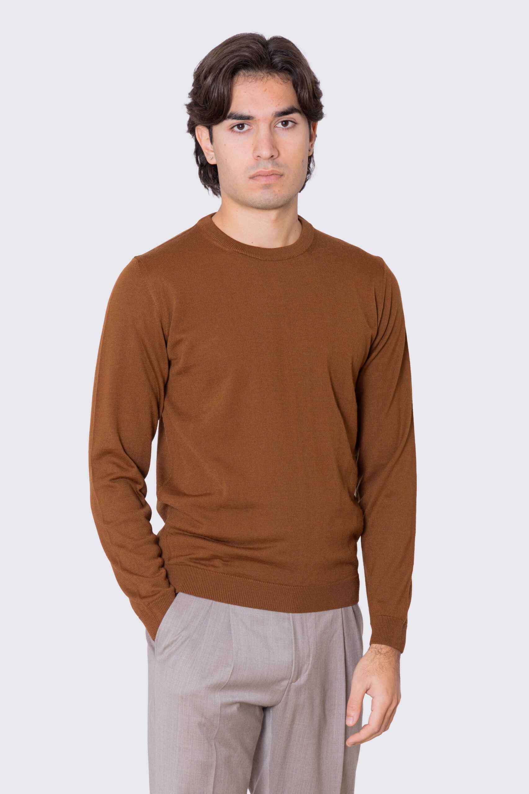 Maglioncino da uomo girocollo nocciola in lana merinos slim fit made in italy tinta unita