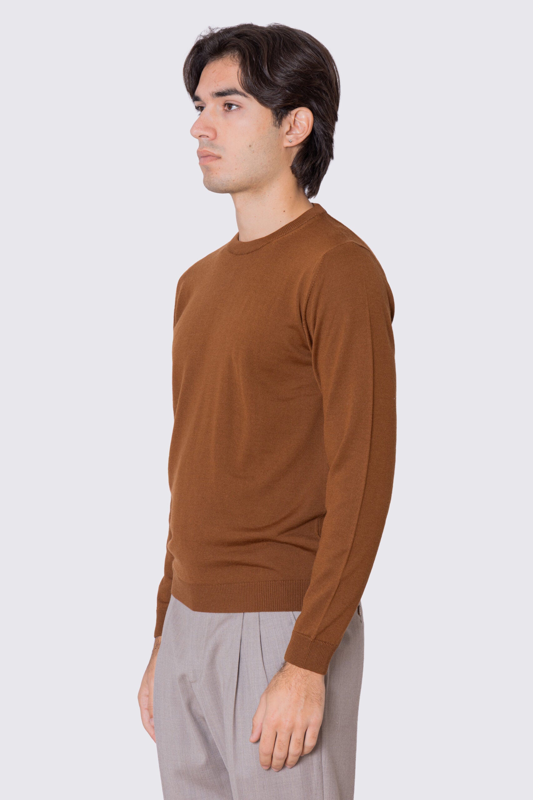 Maglioncino da uomo girocollo nocciola in lana merinos slim fit made in italy tinta unita