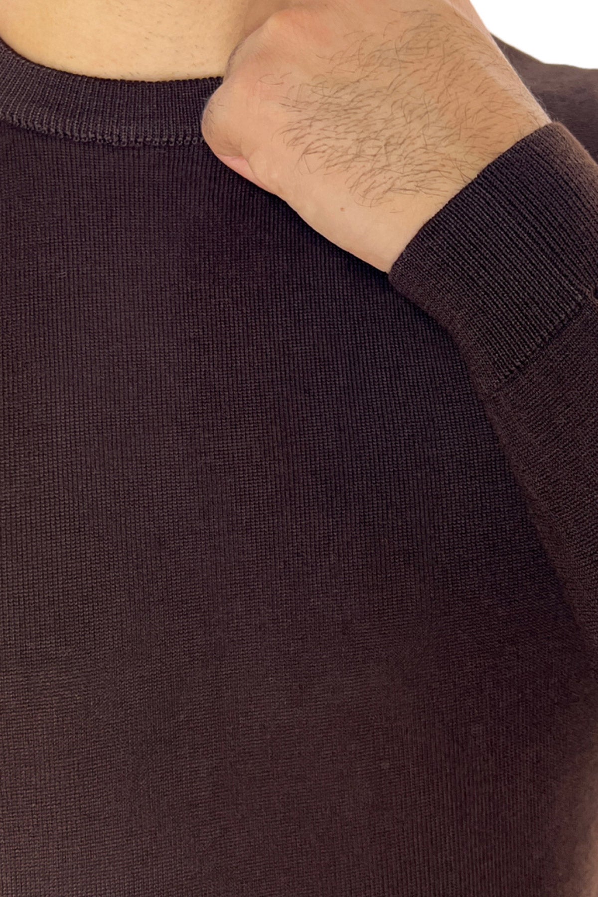 Maglioncino da uomo girocollo moro in lana merinos slim fit made in italy tinta unita