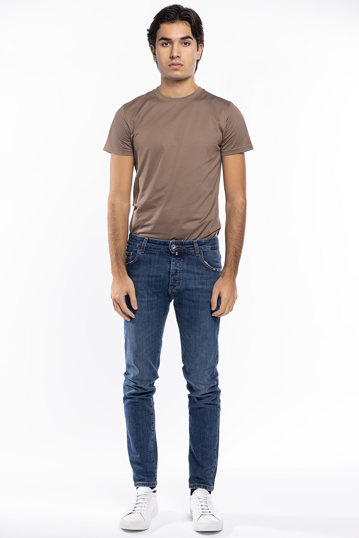 Jeans da uomo con strappi lavaggio medio con leggere sabbiature bianche modello 5 tasche