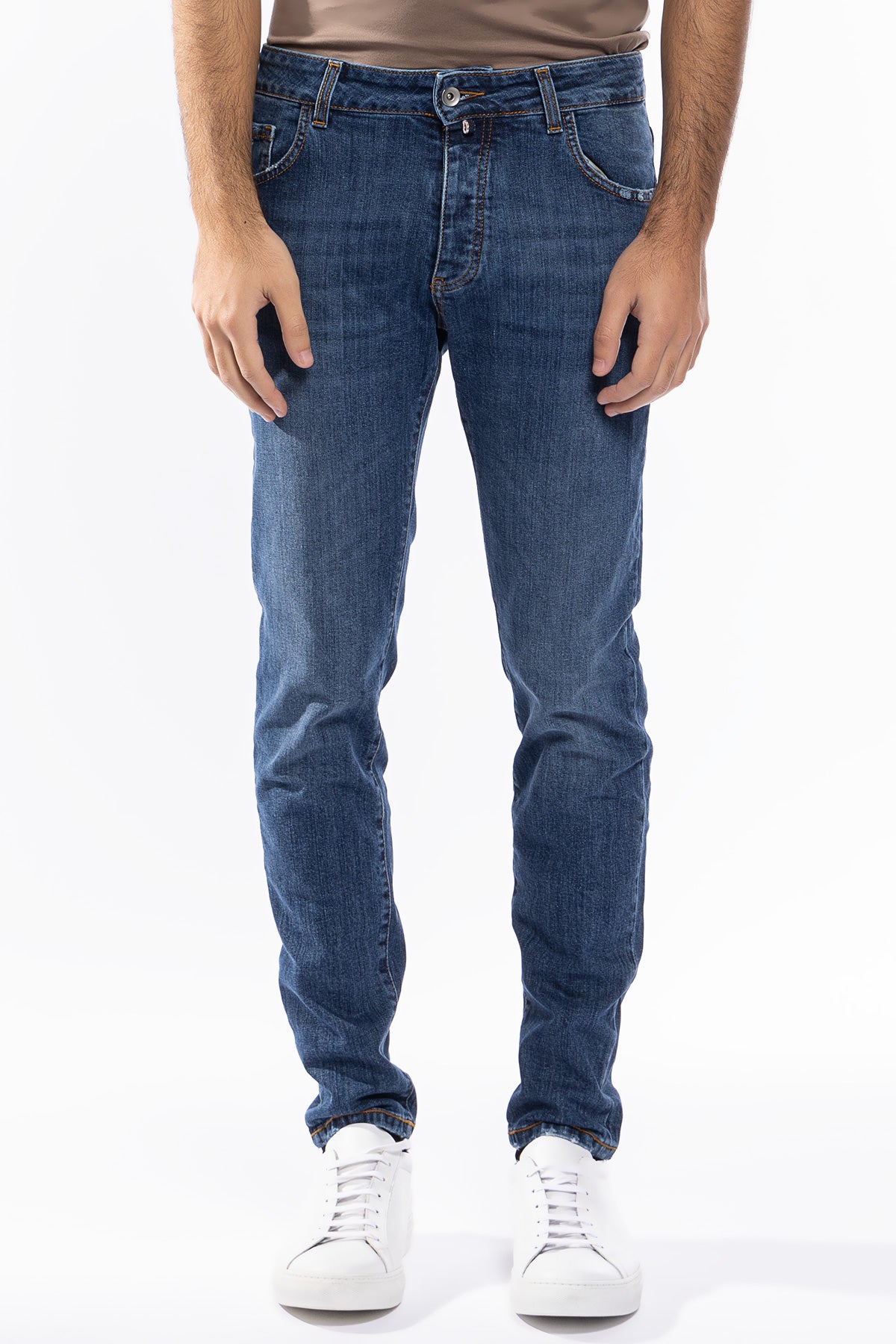 Jeans da uomo con strappi lavaggio medio con leggere sabbiature bianche modello 5 tasche