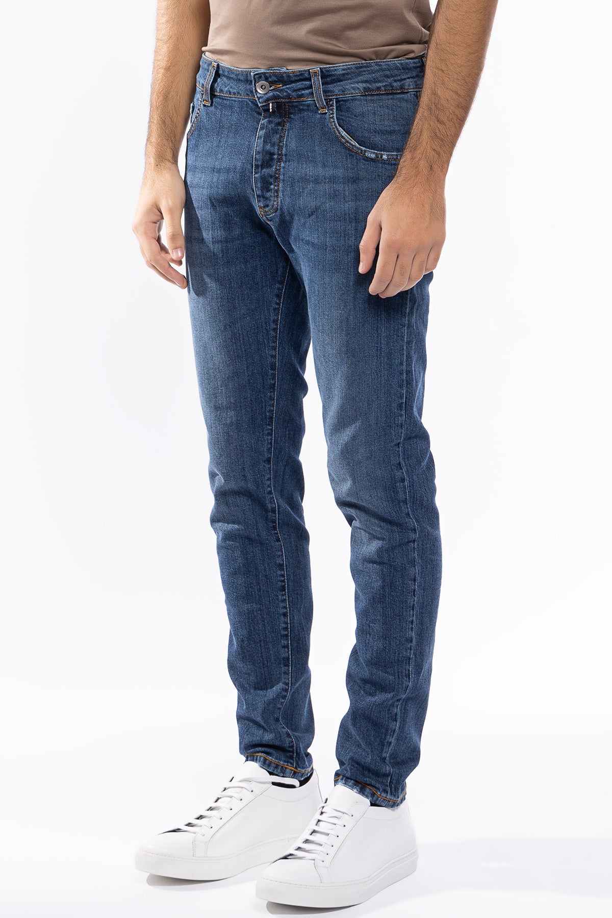Jeans da uomo con strappi lavaggio medio con leggere sabbiature bianche modello 5 tasche