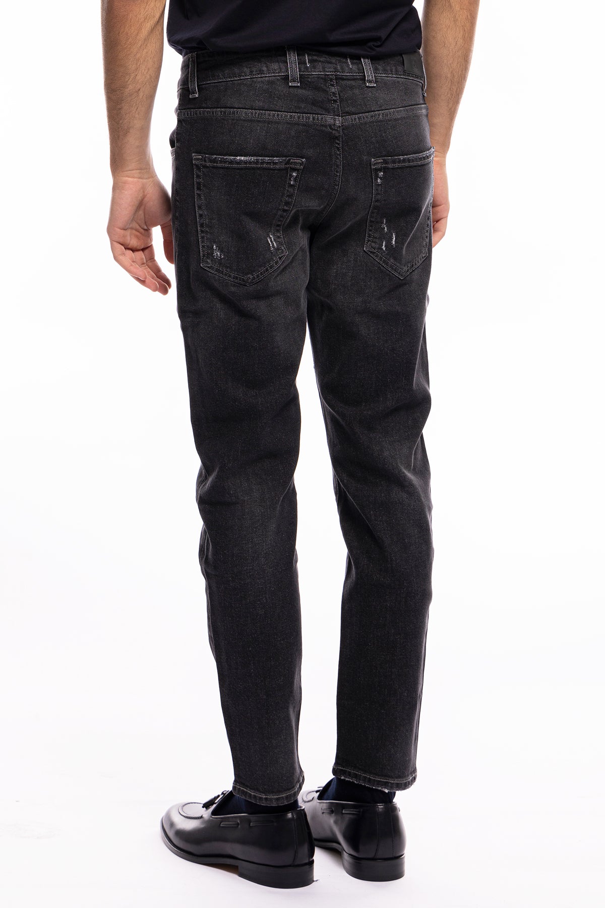 Jeans da uomo grigio scuro con leggere sabbiature bianche e schizzi di pittura