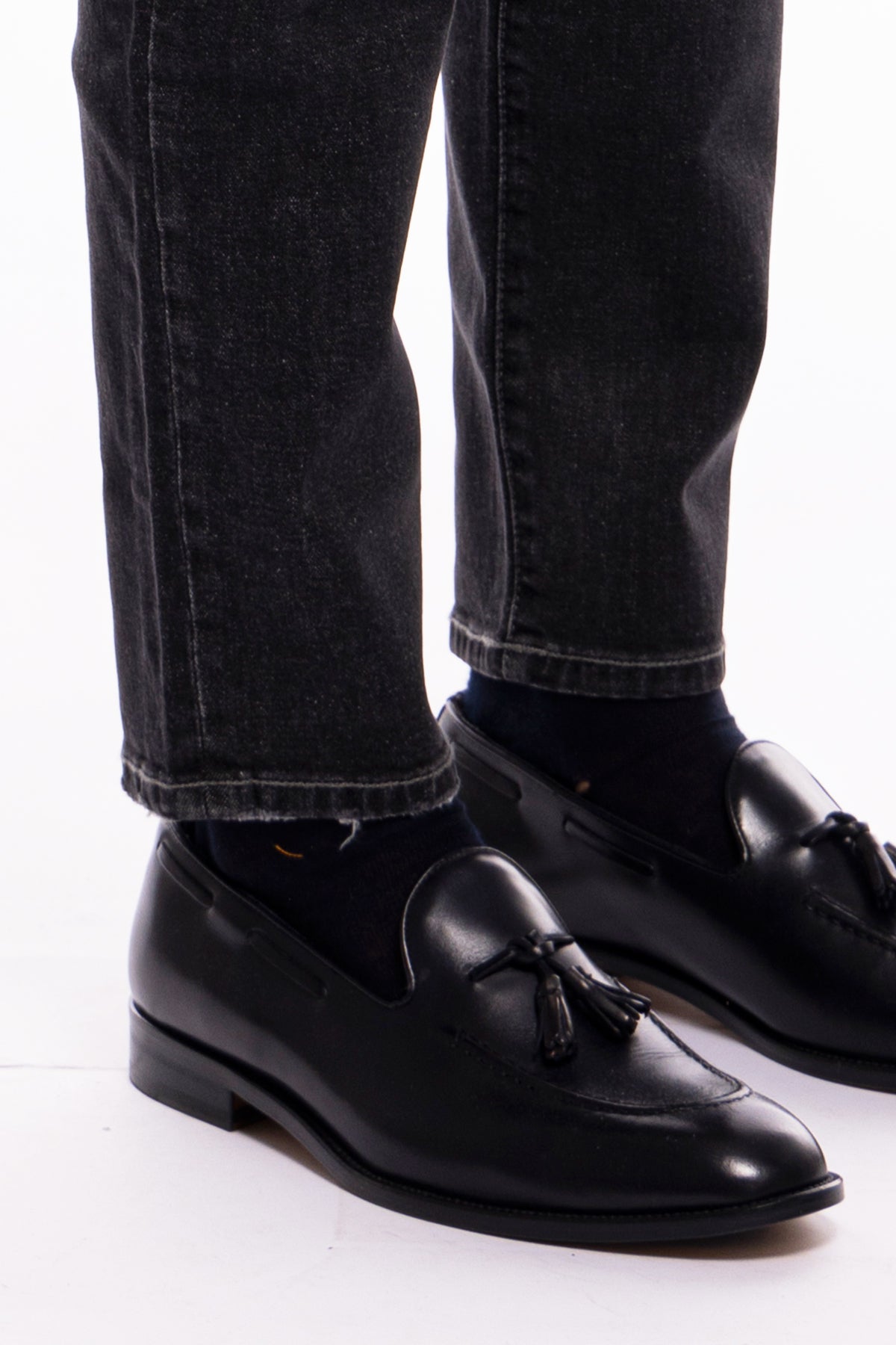 Jeans da uomo grigio scuro con leggere sabbiature bianche e schizzi di pittura