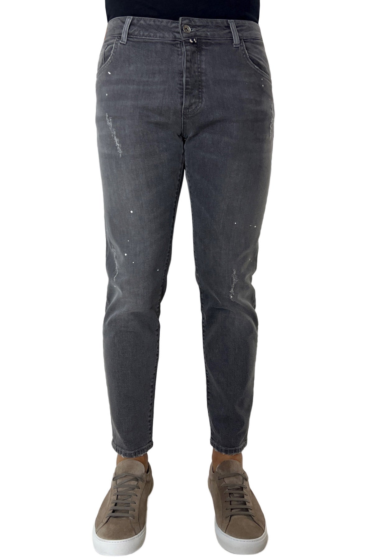 Jeans strappati da uomo grigio medio con leggere sabbiature bianche e schizzi di pittura