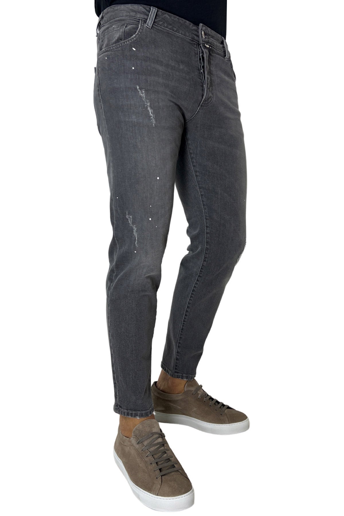 Jeans strappati da uomo grigio medio con leggere sabbiature bianche e schizzi di pittura