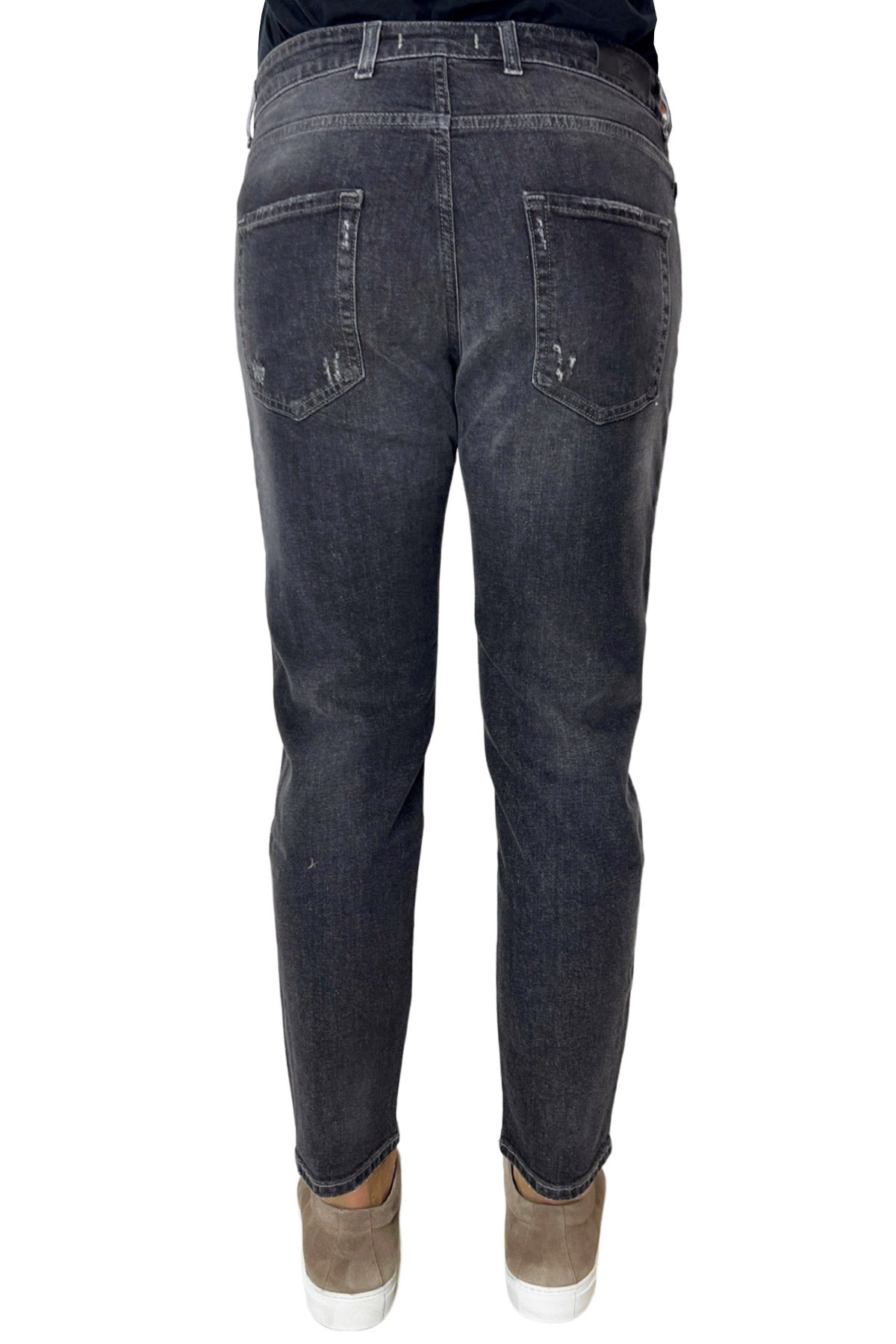 Jeans strappati da uomo grigio medio con leggere sabbiature bianche e schizzi di pittura