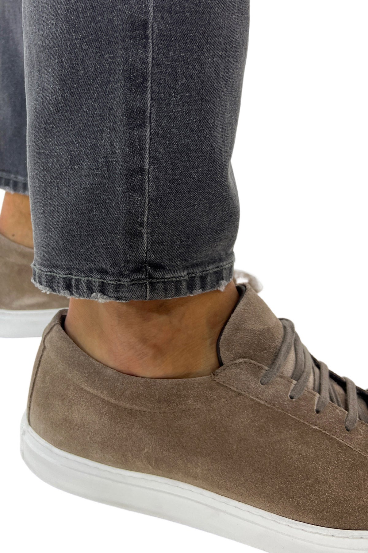 Jeans strappati da uomo grigio medio con leggere sabbiature bianche e schizzi di pittura