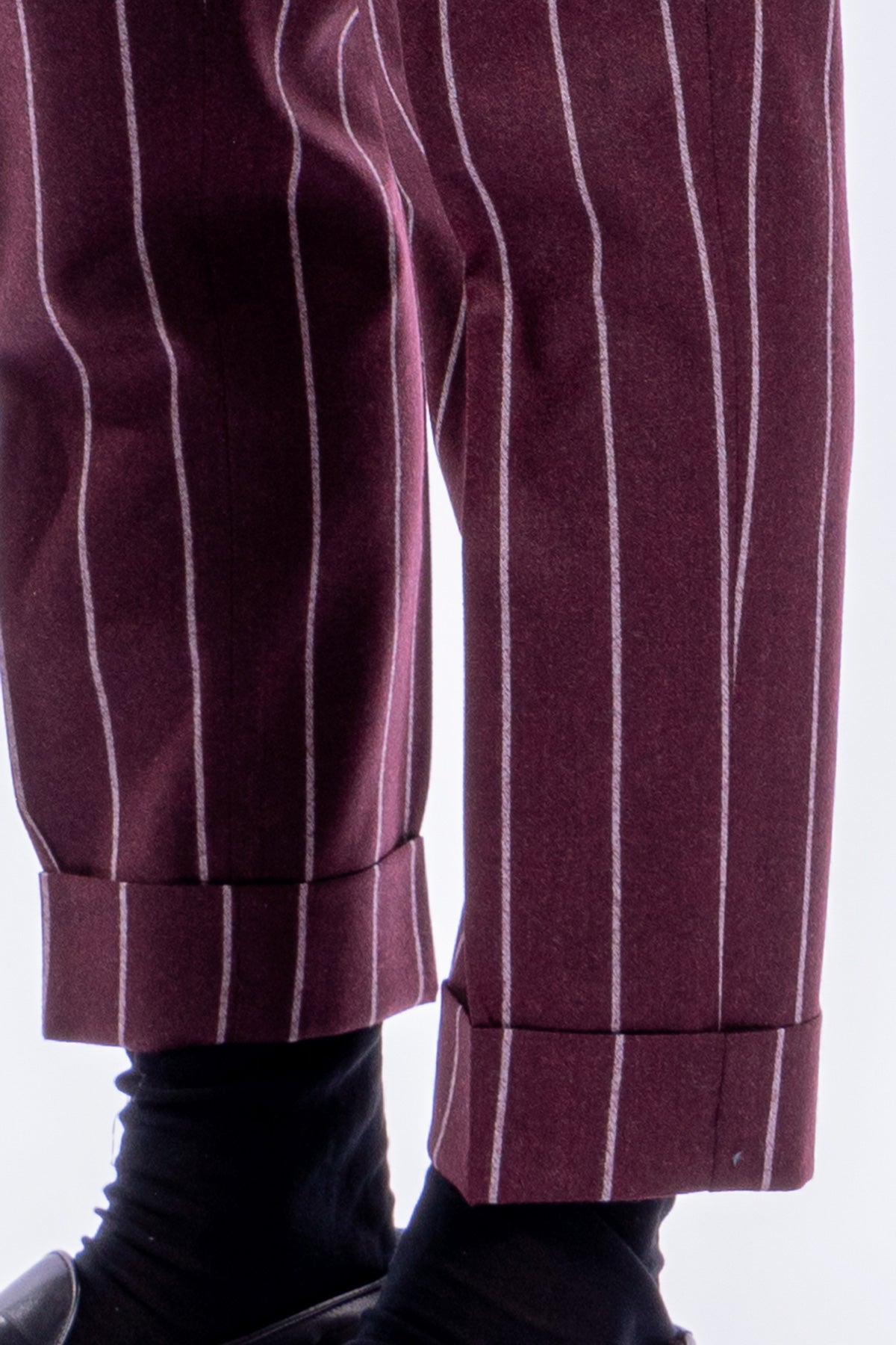 Pantalone uomo bordeaux fantasia gessata bianca vita alta tasca america in lana flanella con pinces e fibbie laterali