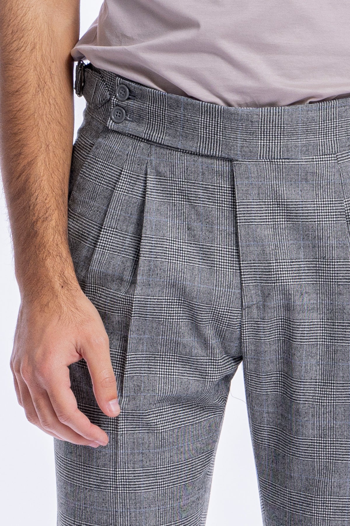 Pantalone uomo vita alta nero fantasia principe di galles tasca america in lana flanella Holland & Sherry con pinces e fibbie laterali