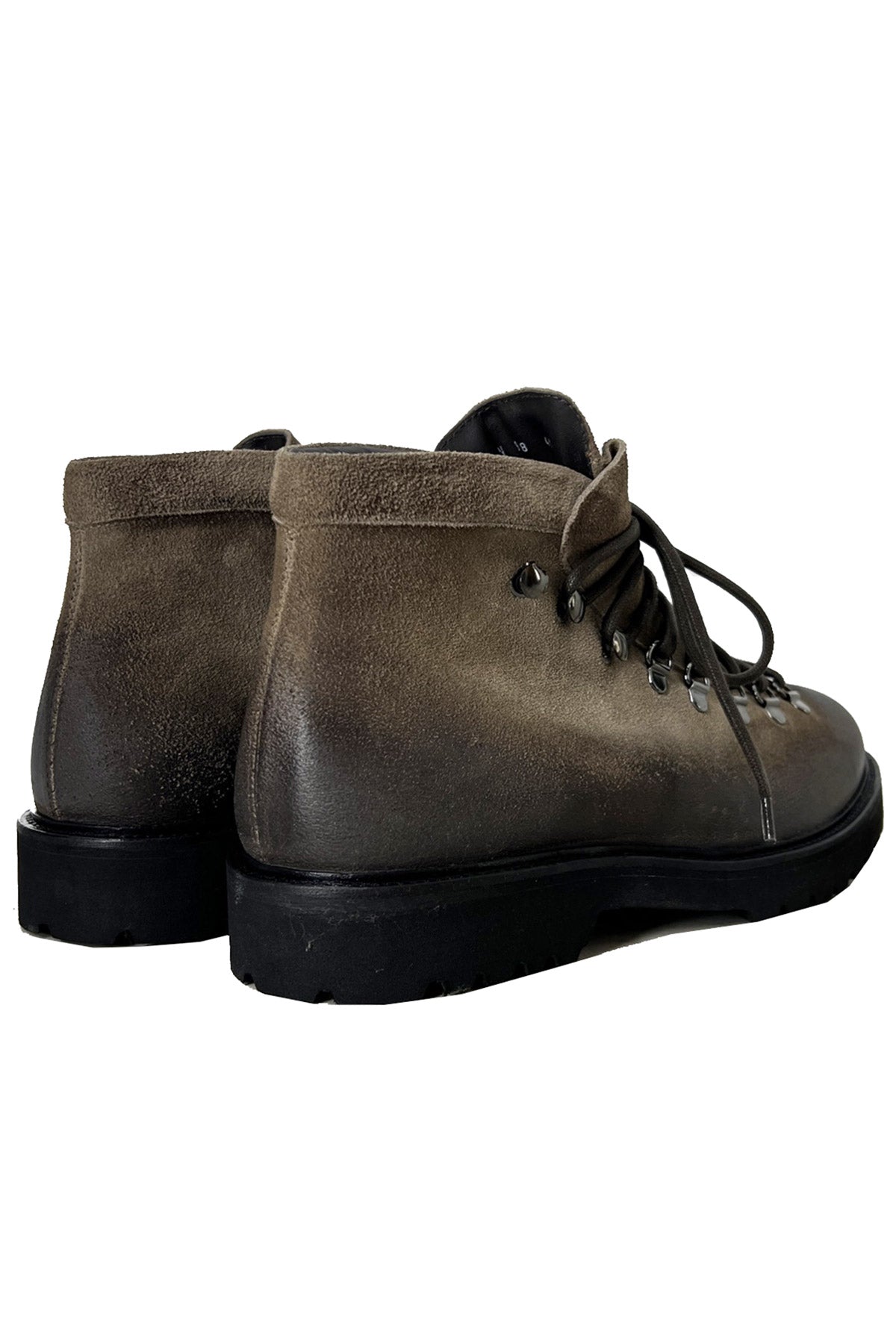Stivaletti da uomo beige in camoscio con chiusura lacci anfibi e suola carrarmato made in italy