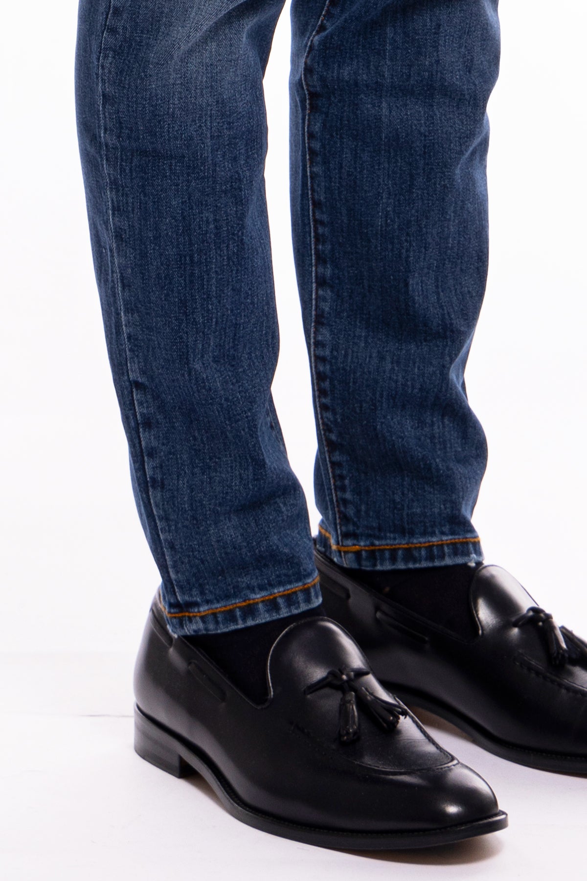 Jeans da uomo con strappi lavaggio medio con sabbiature bianche modello 5 tasche