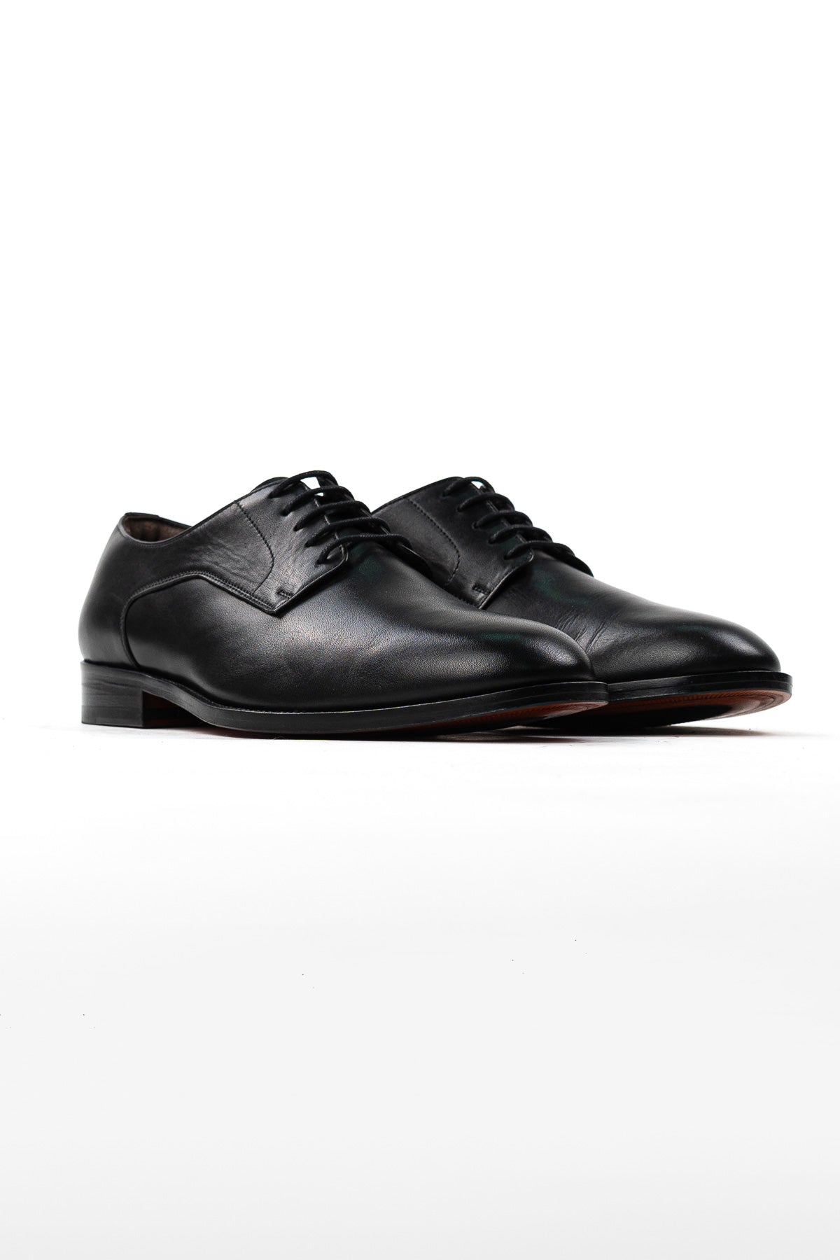 Scarpe stringate da uomo nere modello derby in vera pelle con chiusura lacci e suola in cuoio