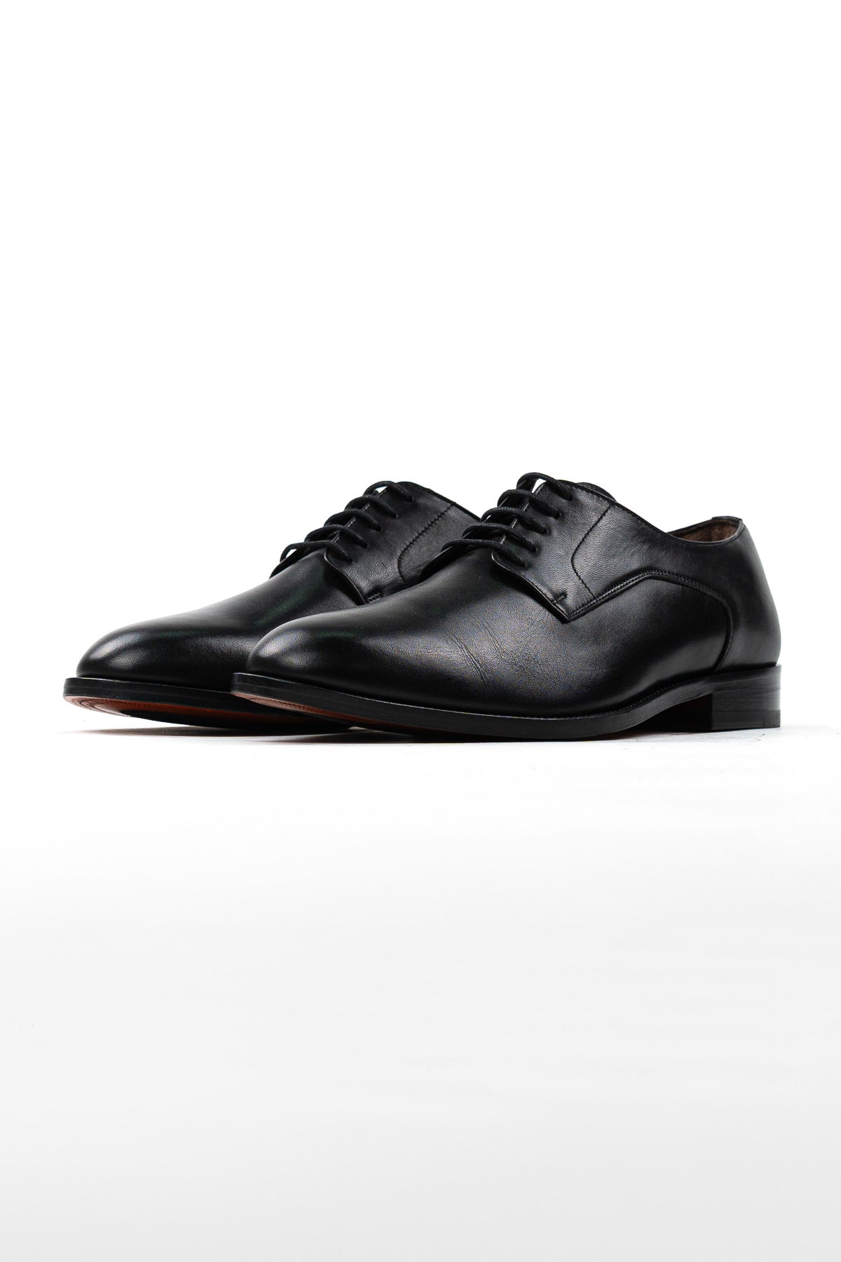 Scarpe stringate da uomo nere modello derby in vera pelle con chiusura lacci e suola in cuoio
