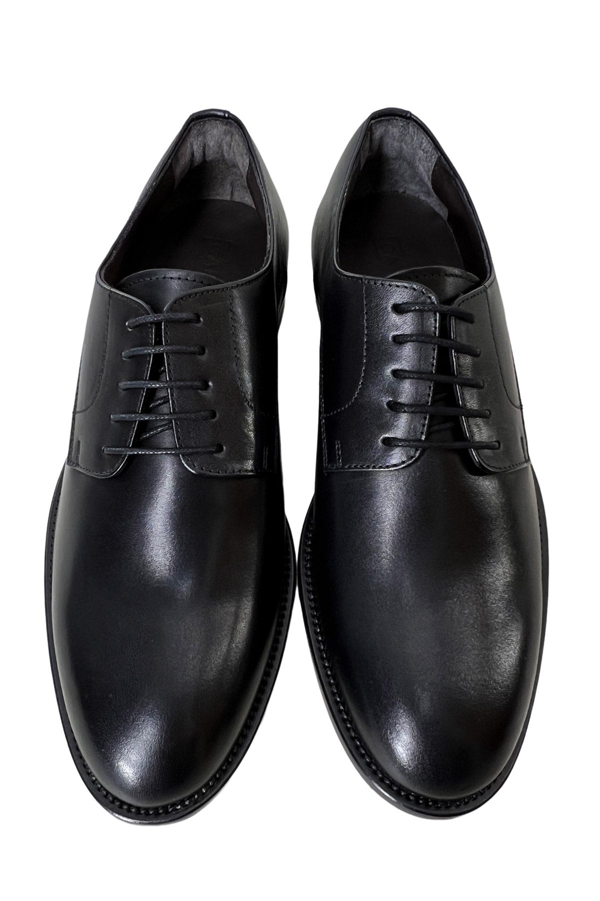 Scarpe stringate da uomo nere modello derby in vera pelle con chiusura lacci e suola in cuoio