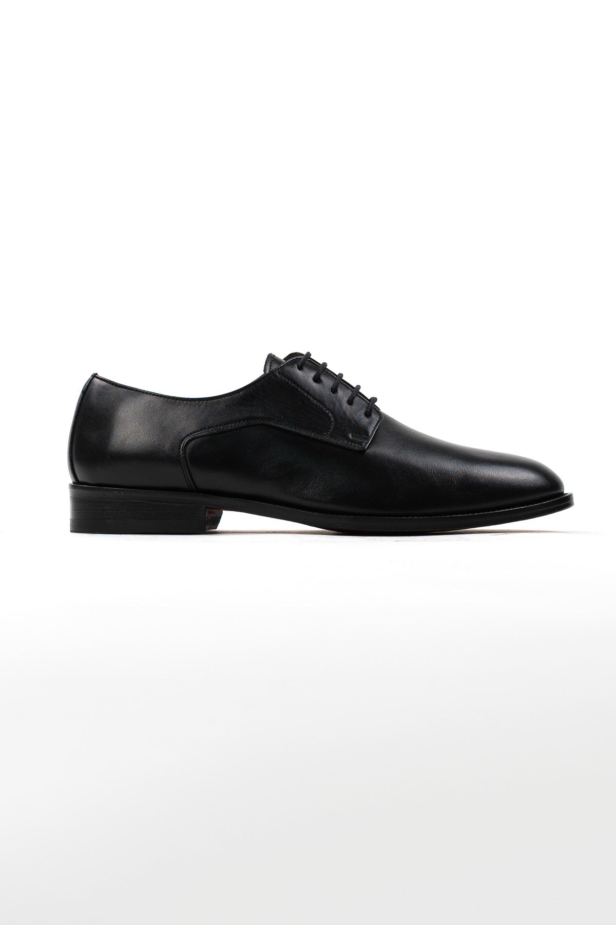 Scarpe stringate da uomo nere modello derby in vera pelle con chiusura lacci e suola in cuoio