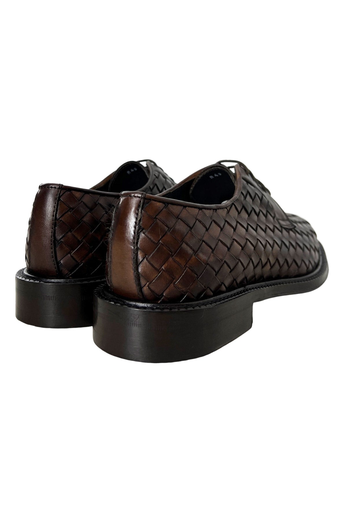 Scarpe stringate da uomo marroni in vera pelle intrecciata modello derby con chiusura lacci e suola in cuoio