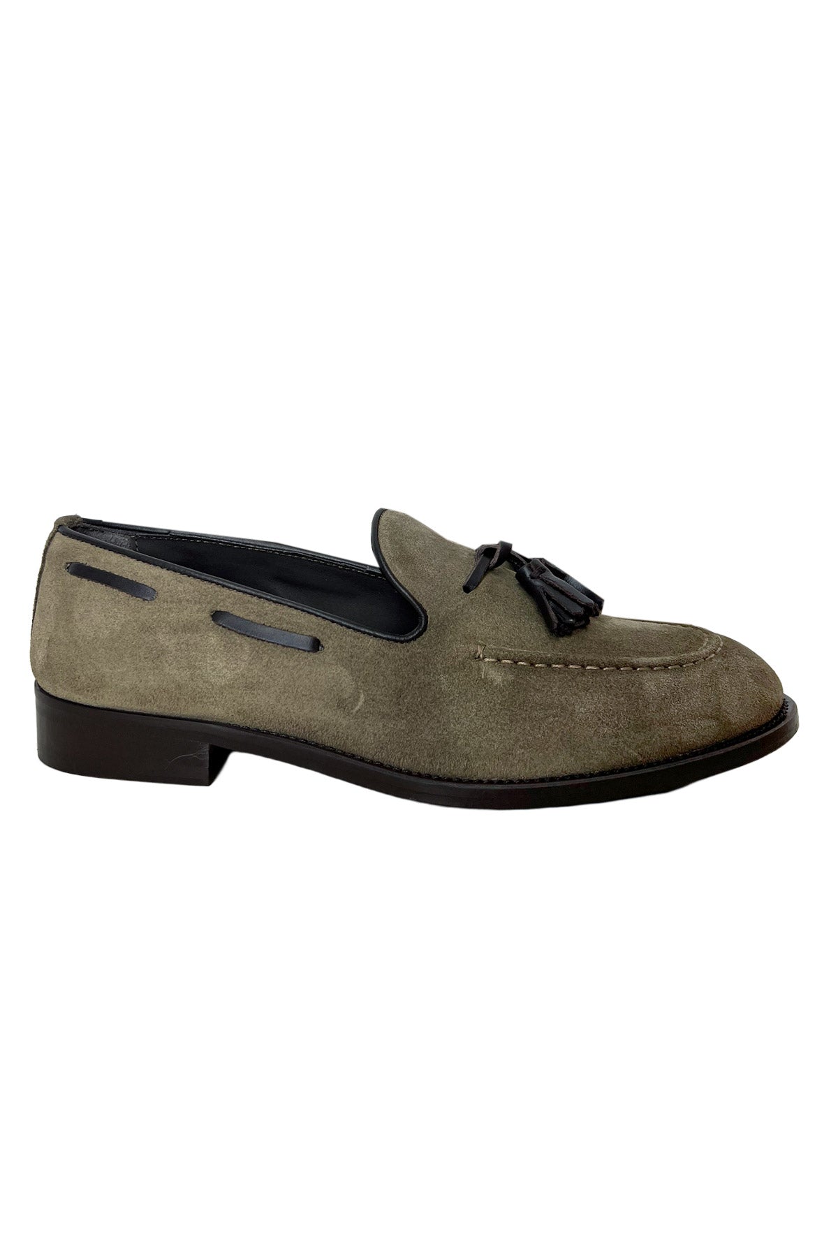 Mocassini uomo beige in camoscio con nappine in pelle marrone e suola in cuoio made in italy