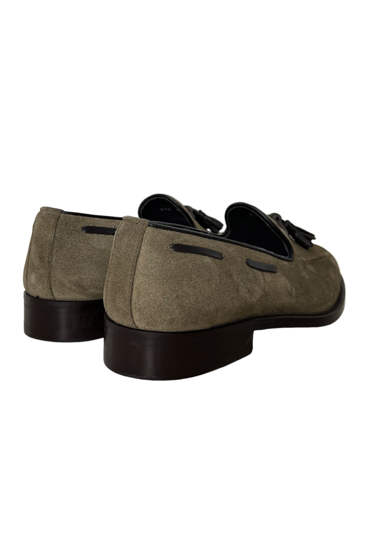 Mocassini uomo beige in camoscio con nappine in pelle marrone e suola in cuoio made in italy
