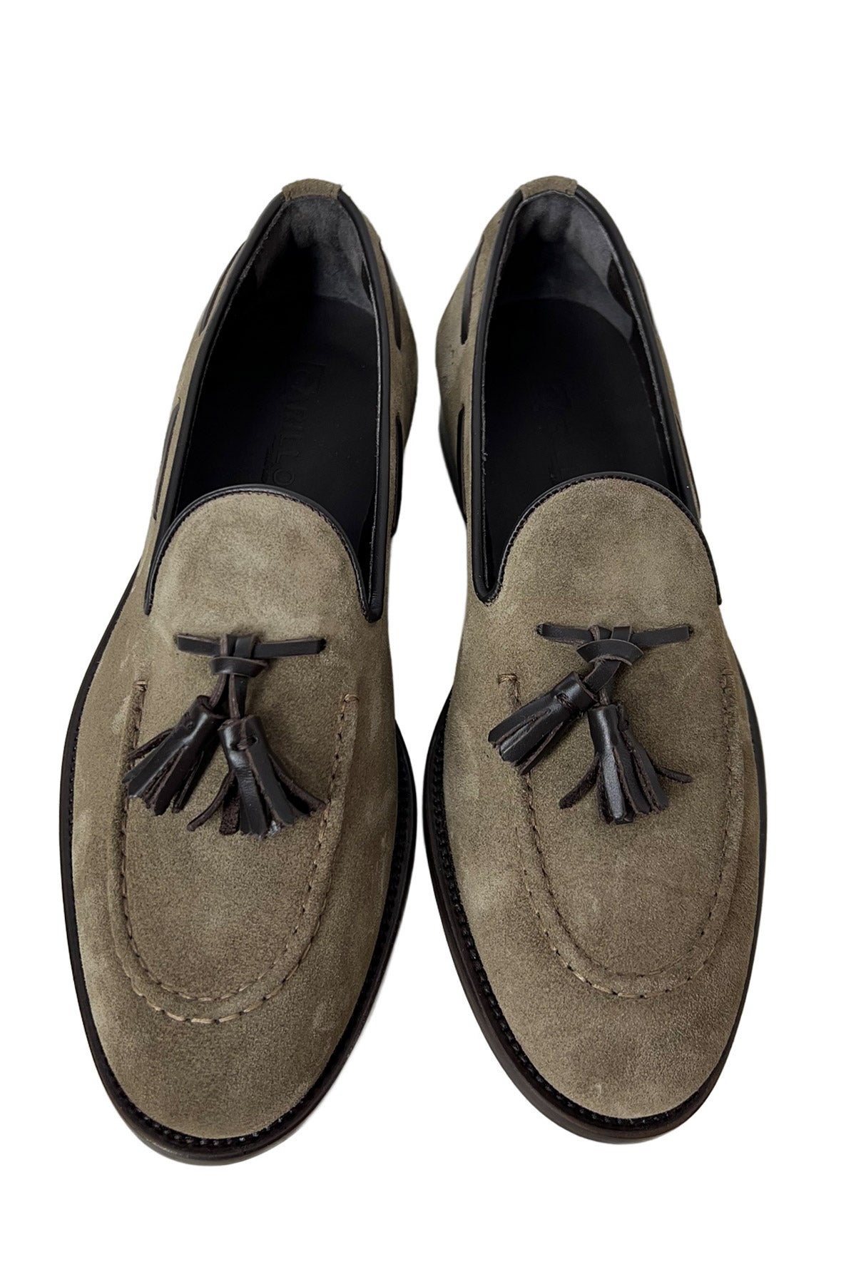 Mocassini uomo beige in camoscio con nappine in pelle marrone e suola in cuoio made in italy