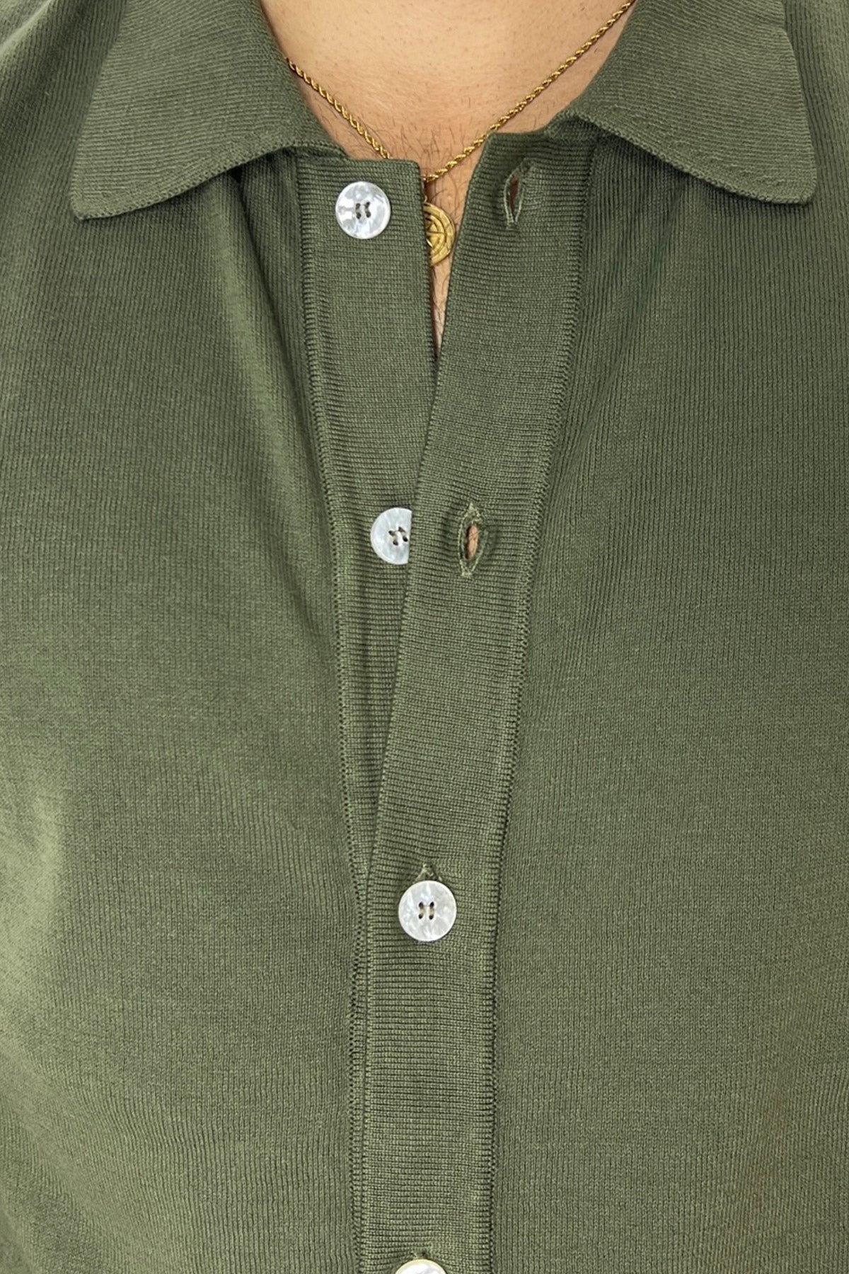 Polo da uomo verde militare  mezze maniche 100% cotone di filo finezza 14 con bottoni in chisura