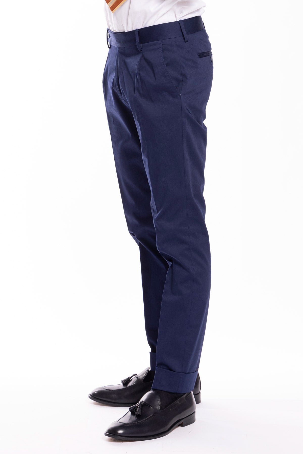Pantalone uomo Navy blu di cotone leggermente elastico tasca america con una pinces e risvolto 4cm