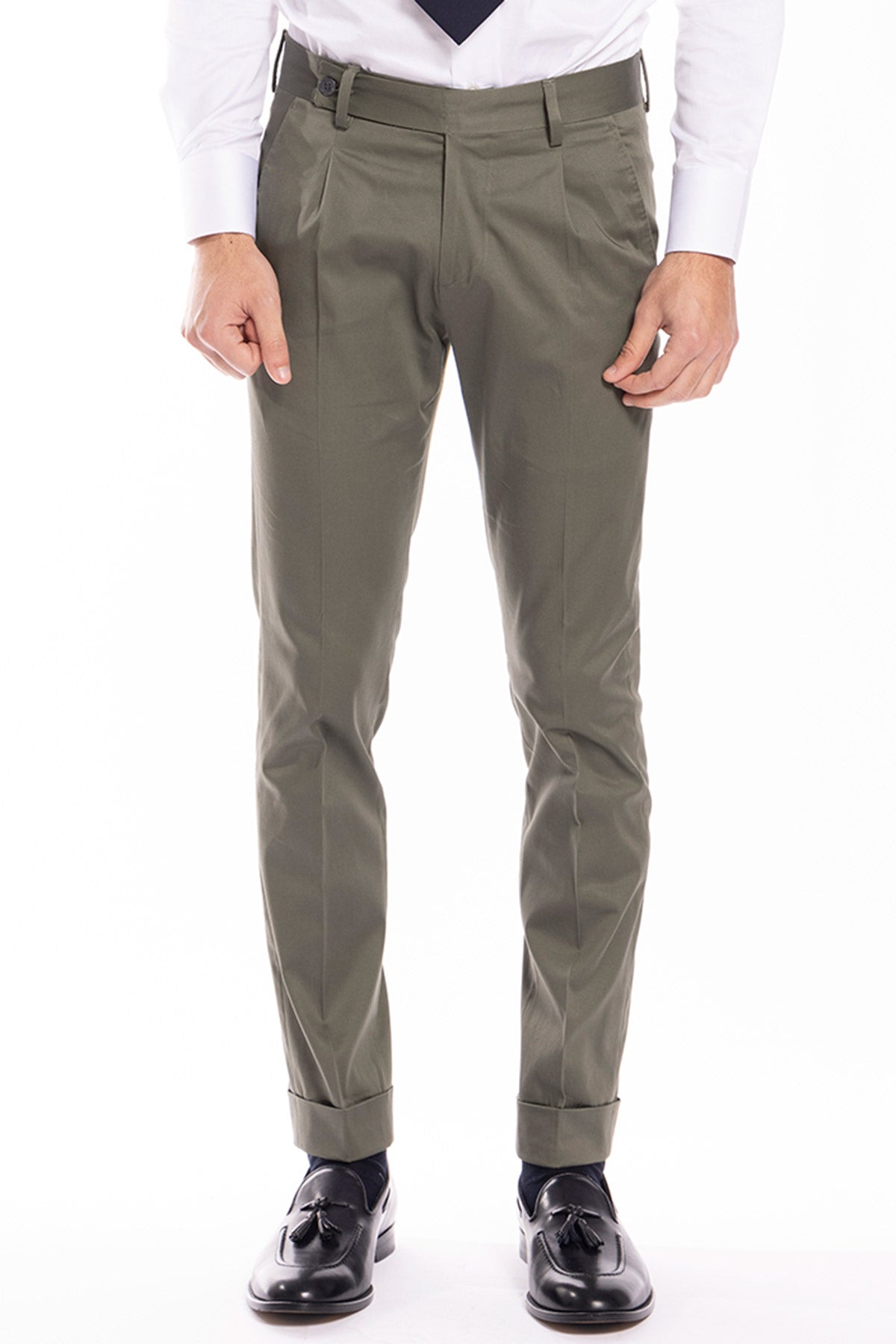 Pantalone uomo Verde militare di cotone leggermente elastico tasca america con una pinces e risvolto 4cm
