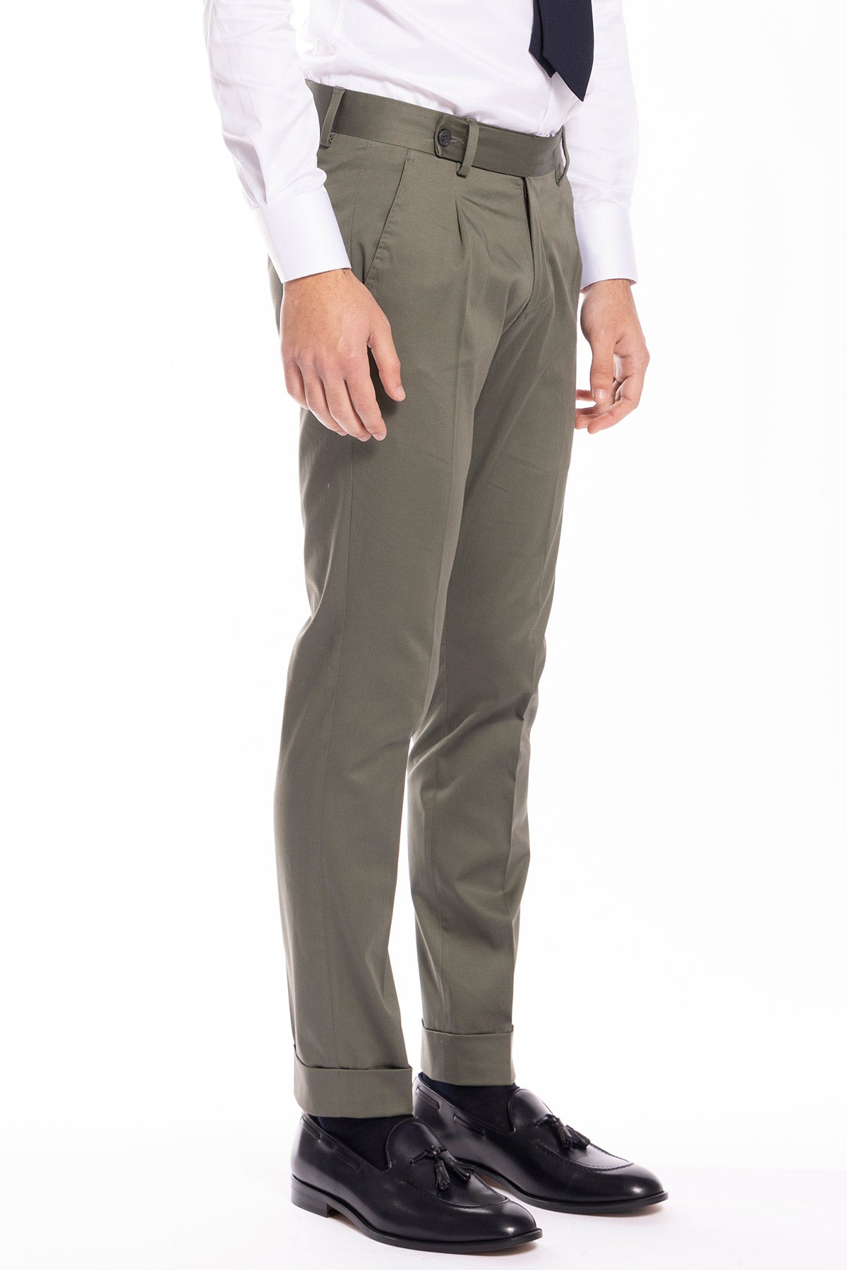 Pantalone uomo Verde militare di cotone leggermente elastico tasca america con una pinces e risvolto 4cm