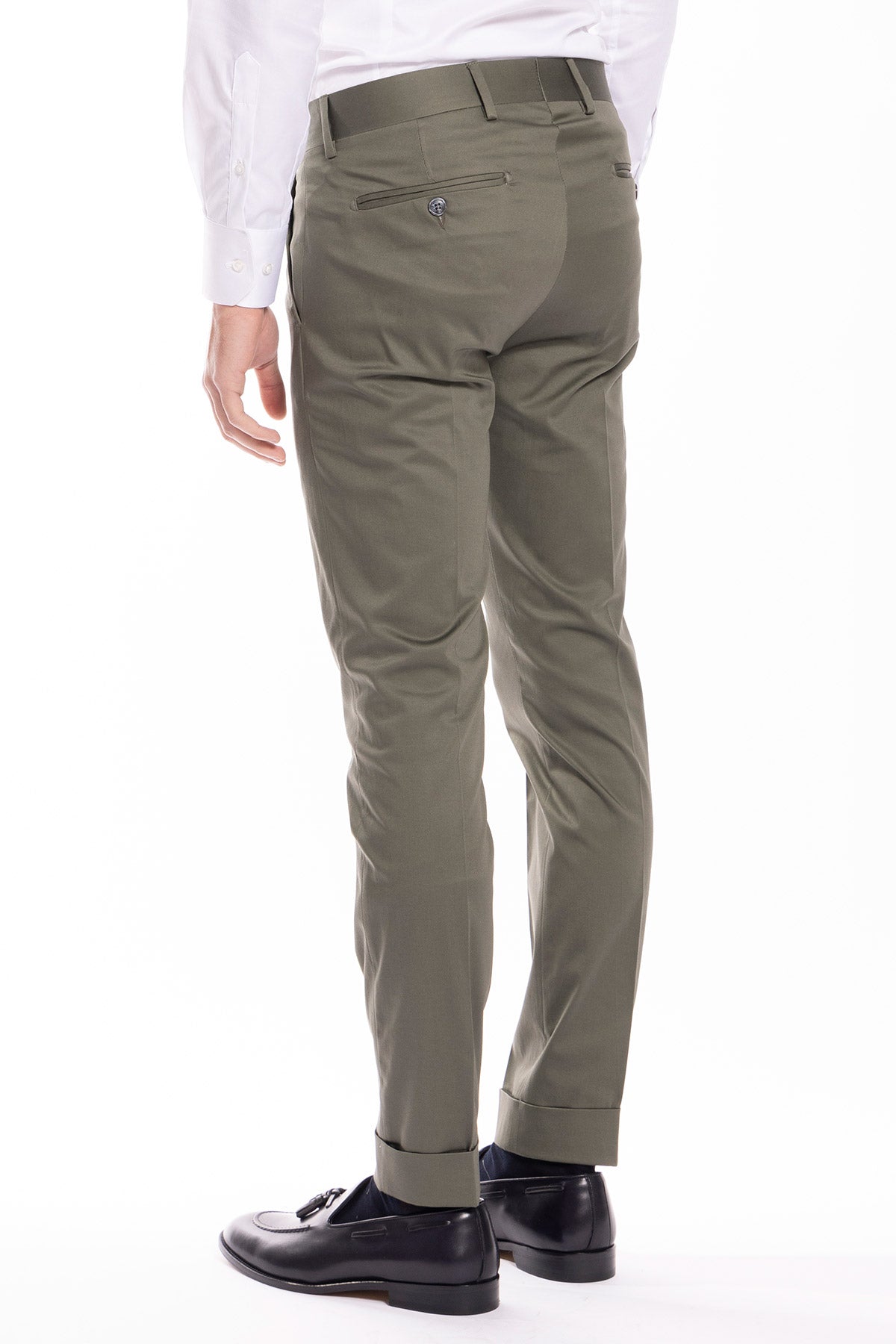 Pantalone uomo Verde militare di cotone leggermente elastico tasca america con una pinces e risvolto 4cm