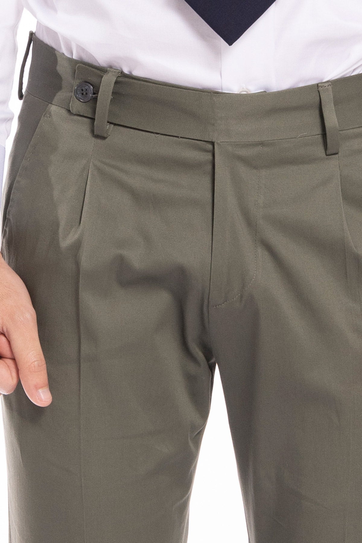 Pantalone uomo Verde militare di cotone leggermente elastico tasca america con una pinces e risvolto 4cm