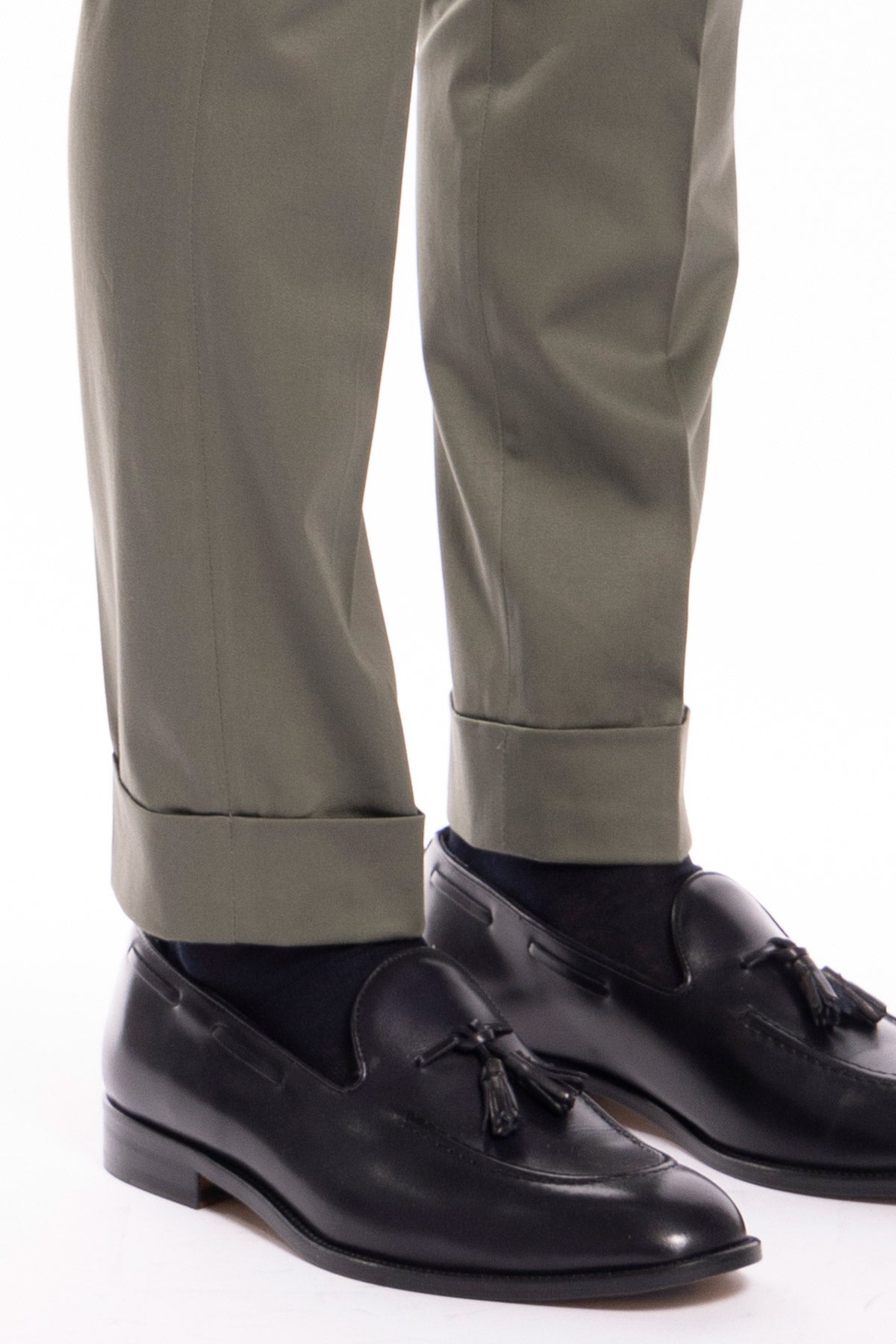 Pantalone uomo Verde militare di cotone leggermente elastico tasca america con una pinces e risvolto 4cm
