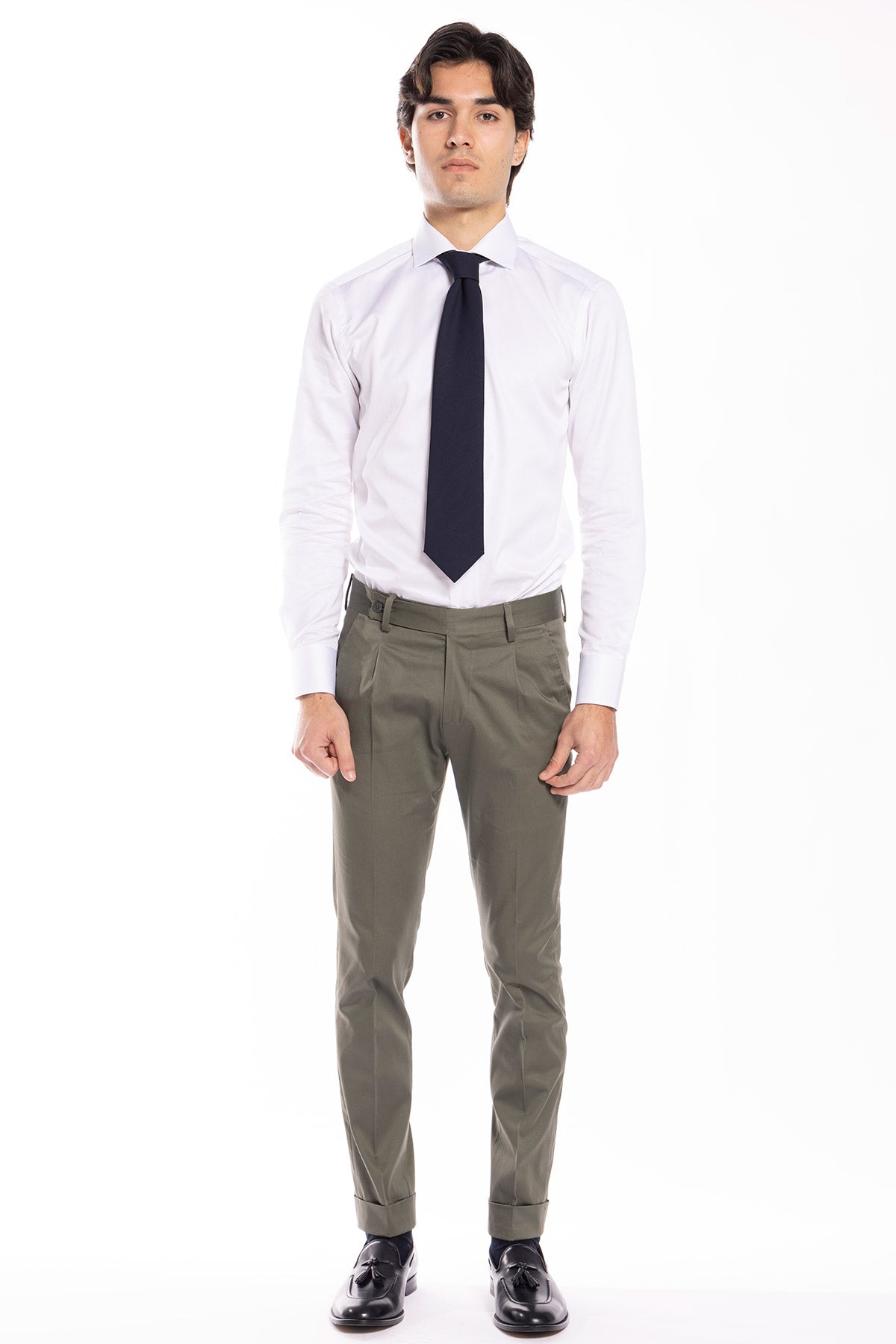 Pantalone uomo Verde militare di cotone leggermente elastico tasca america con una pinces e risvolto 4cm