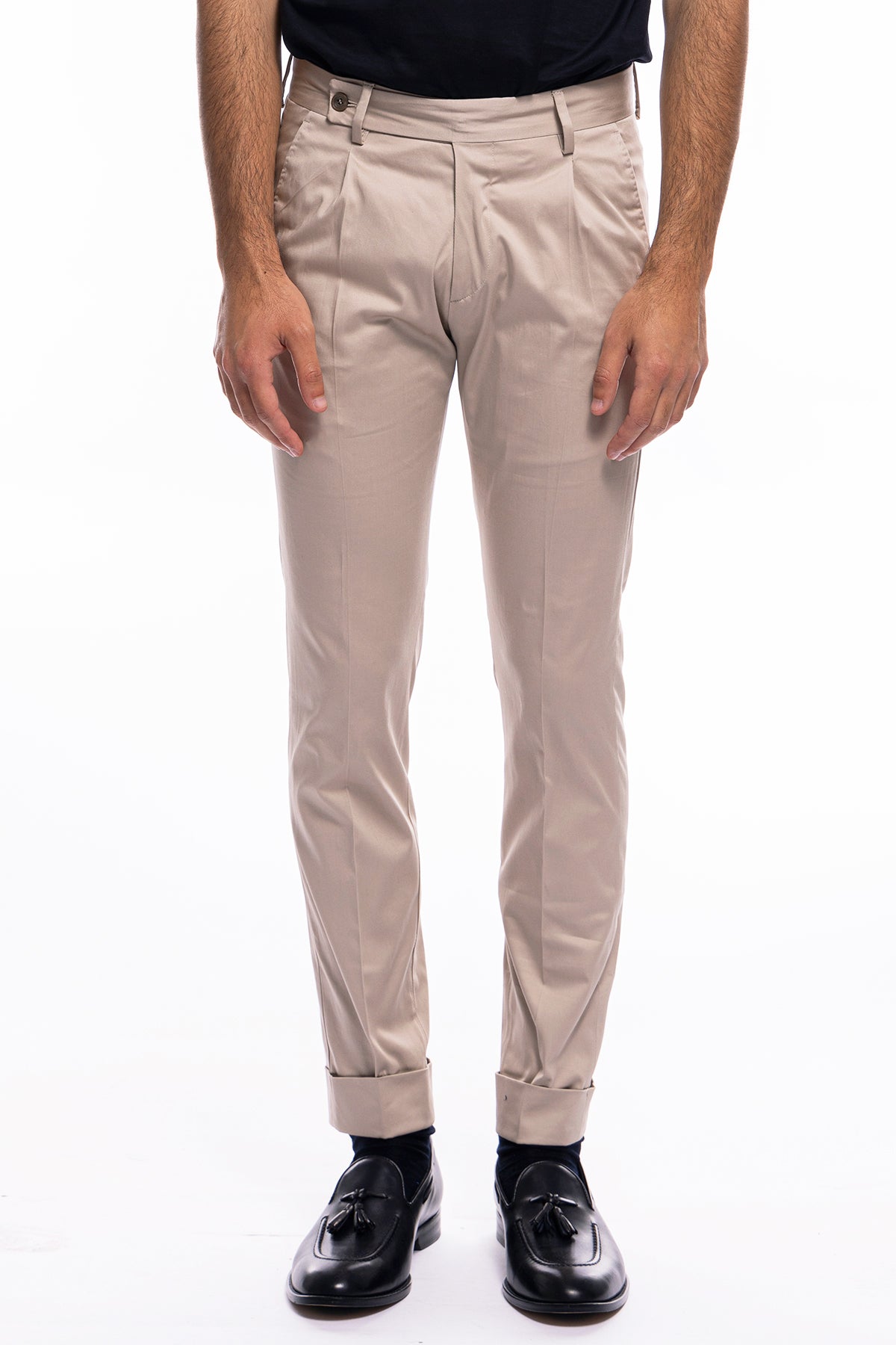 Pantalone uomo beige di cotone leggermente elastico tasca america con una pinces e risvolto 4cm