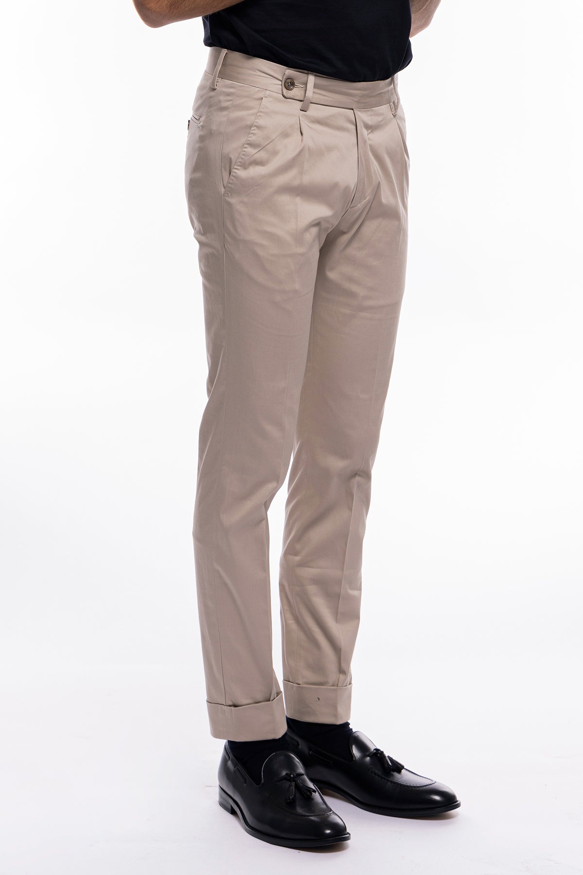 Pantalone uomo beige di cotone leggermente elastico tasca america con una pinces e risvolto 4cm