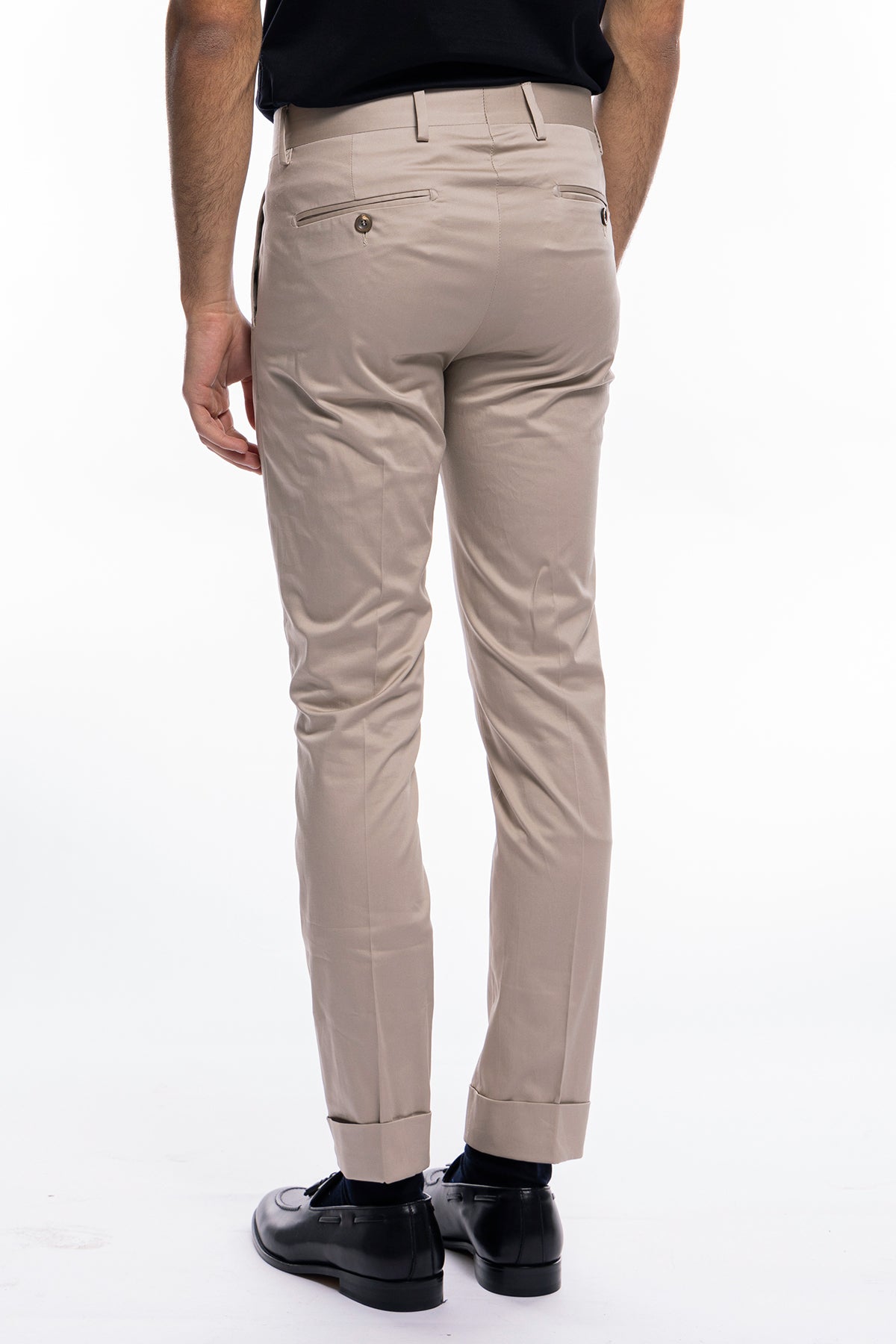 Pantalone uomo beige di cotone leggermente elastico tasca america con una pinces e risvolto 4cm