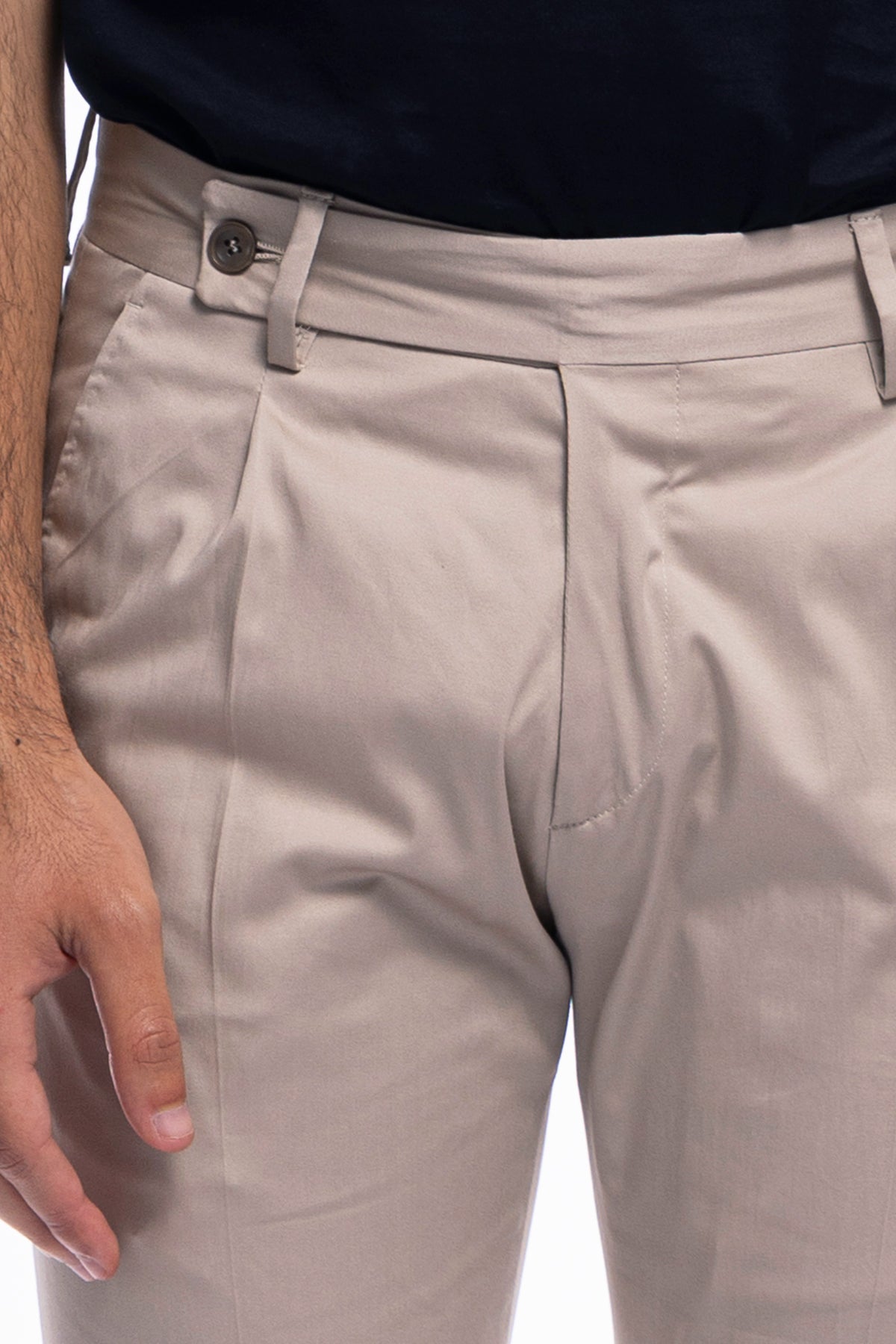 Pantalone uomo beige di cotone leggermente elastico tasca america con una pinces e risvolto 4cm