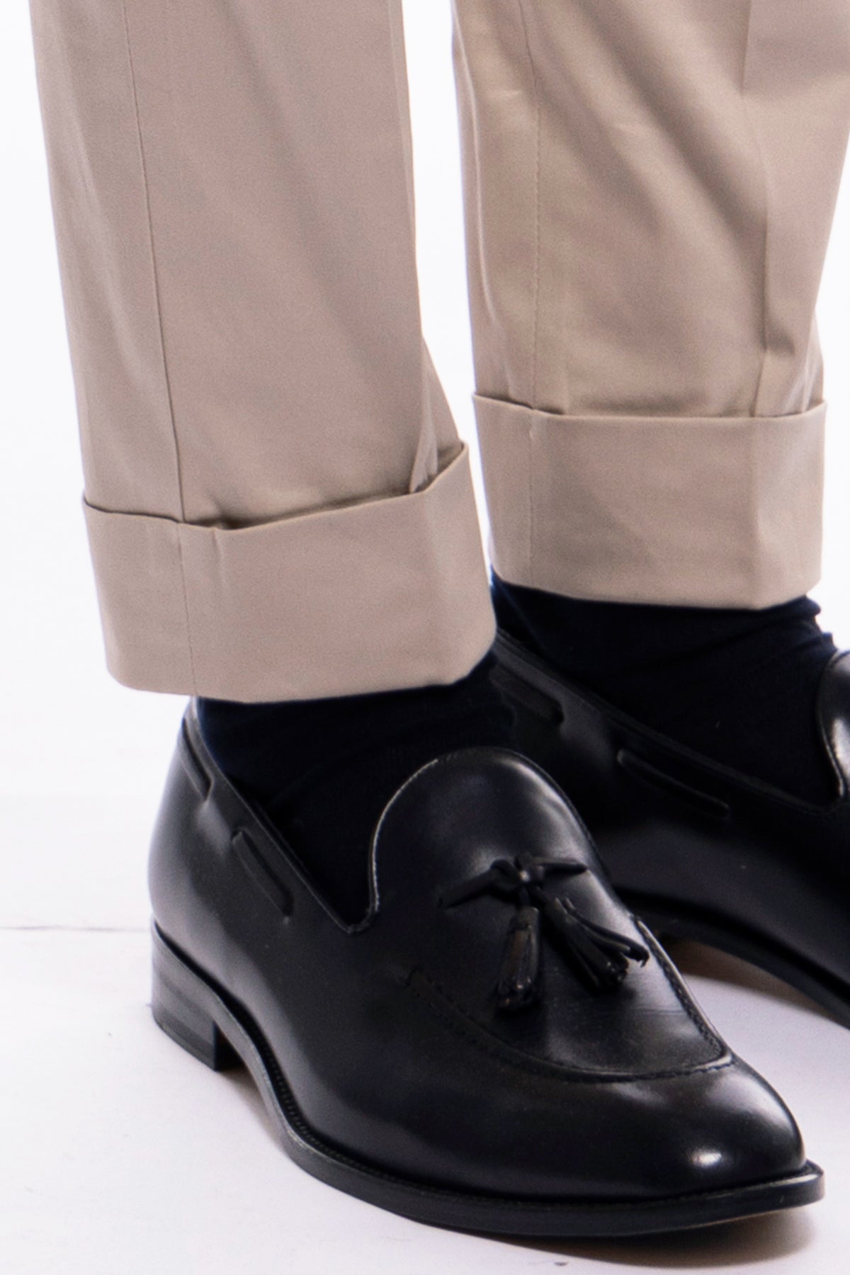 Pantalone uomo beige di cotone leggermente elastico tasca america con una pinces e risvolto 4cm