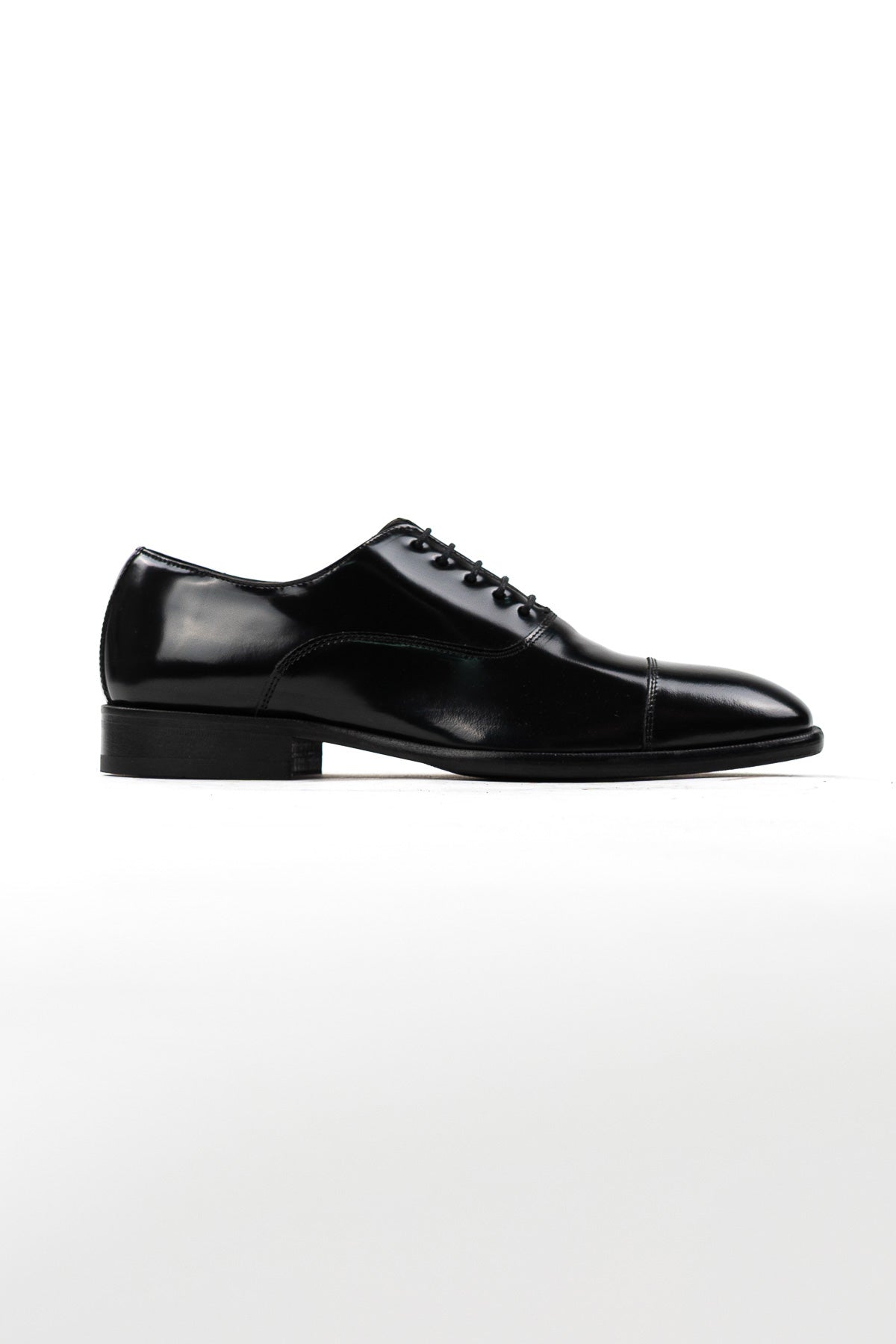 Scarpe stringate da uomo Nere modello oxford in vera pelle con chiusura lacci e suola in cuoio