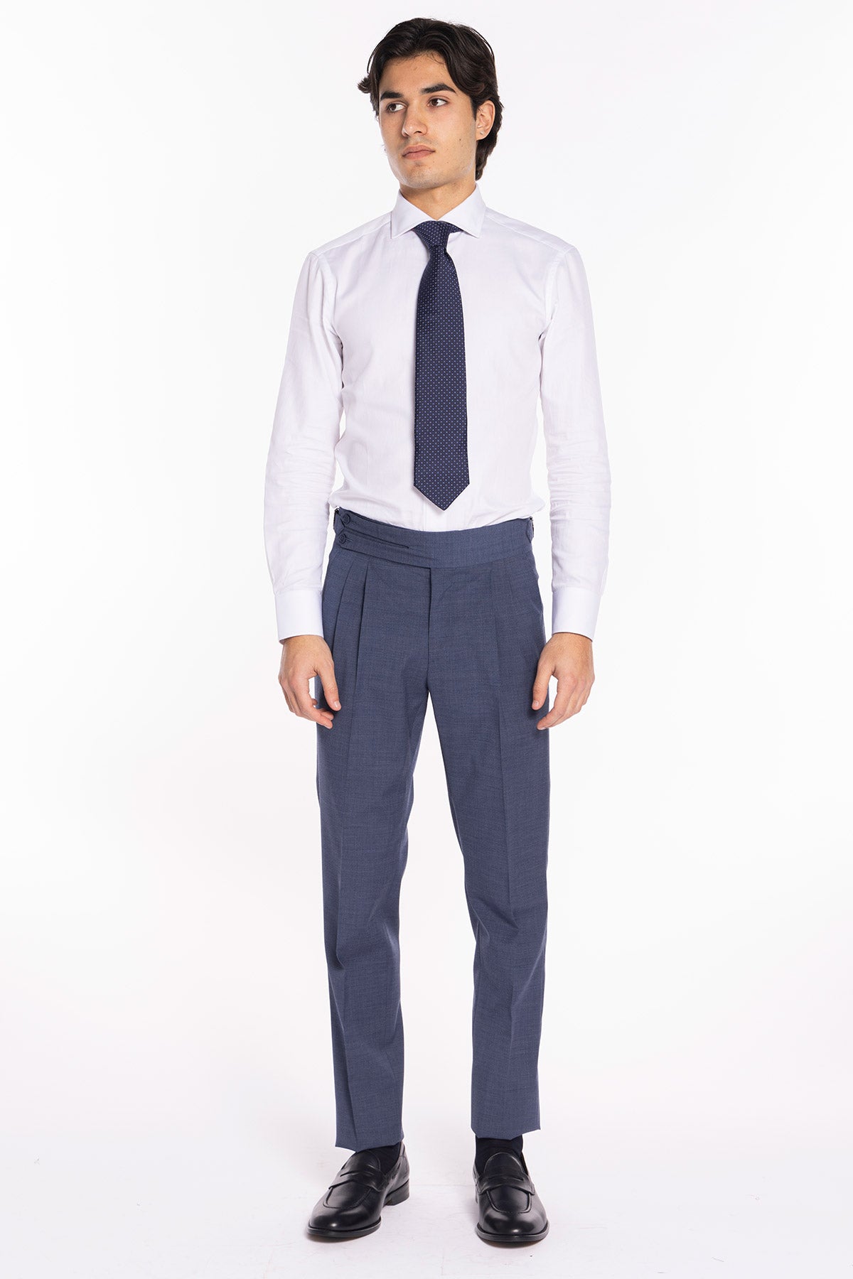 Pantalone uomo blu denim in fresco lana tinta unita vita alta con doppia pinces fibbie laterali