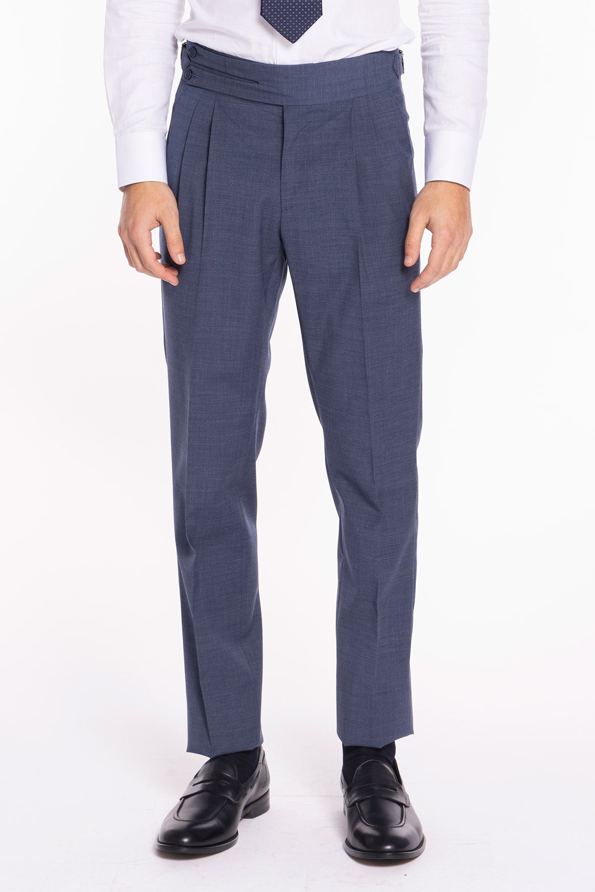 Pantalone uomo blu denim in fresco lana tinta unita vita alta con doppia pinces fibbie laterali