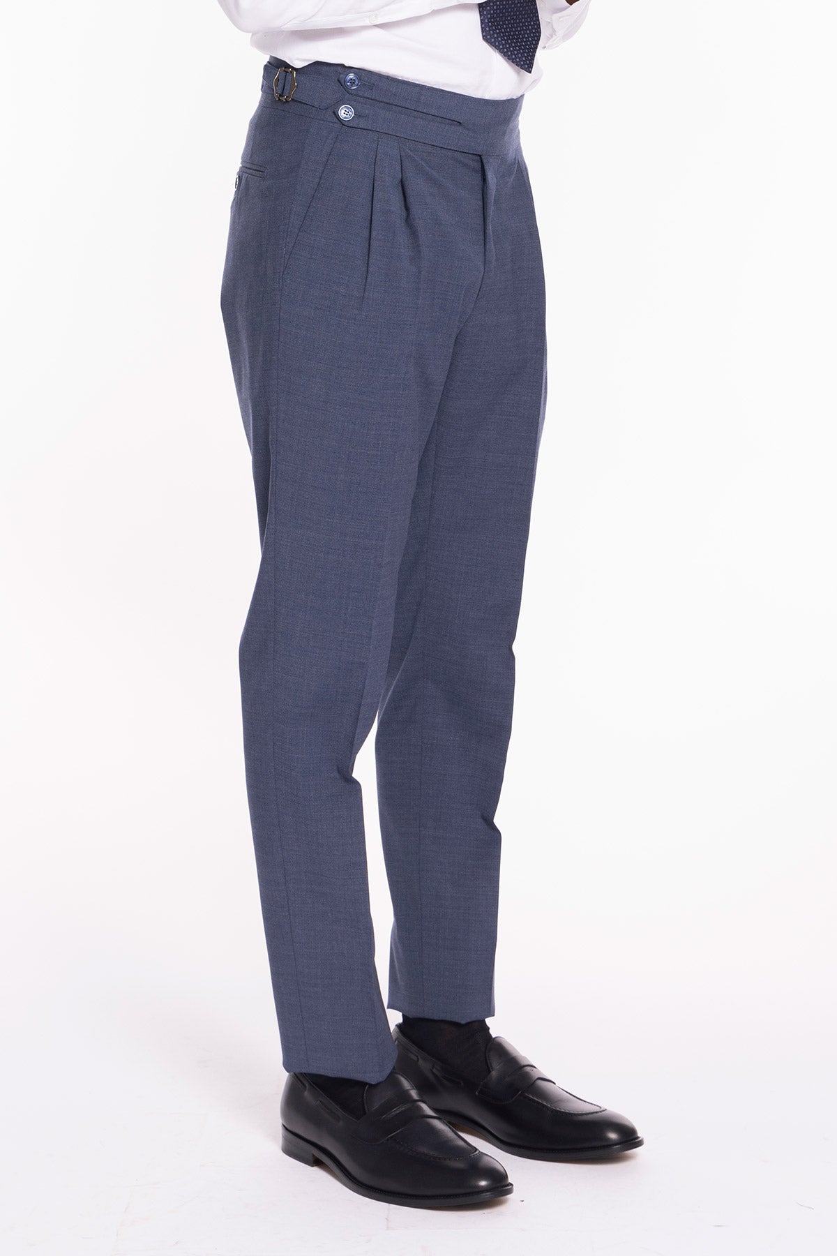 Pantalone uomo blu denim in fresco lana tinta unita vita alta con doppia pinces fibbie laterali