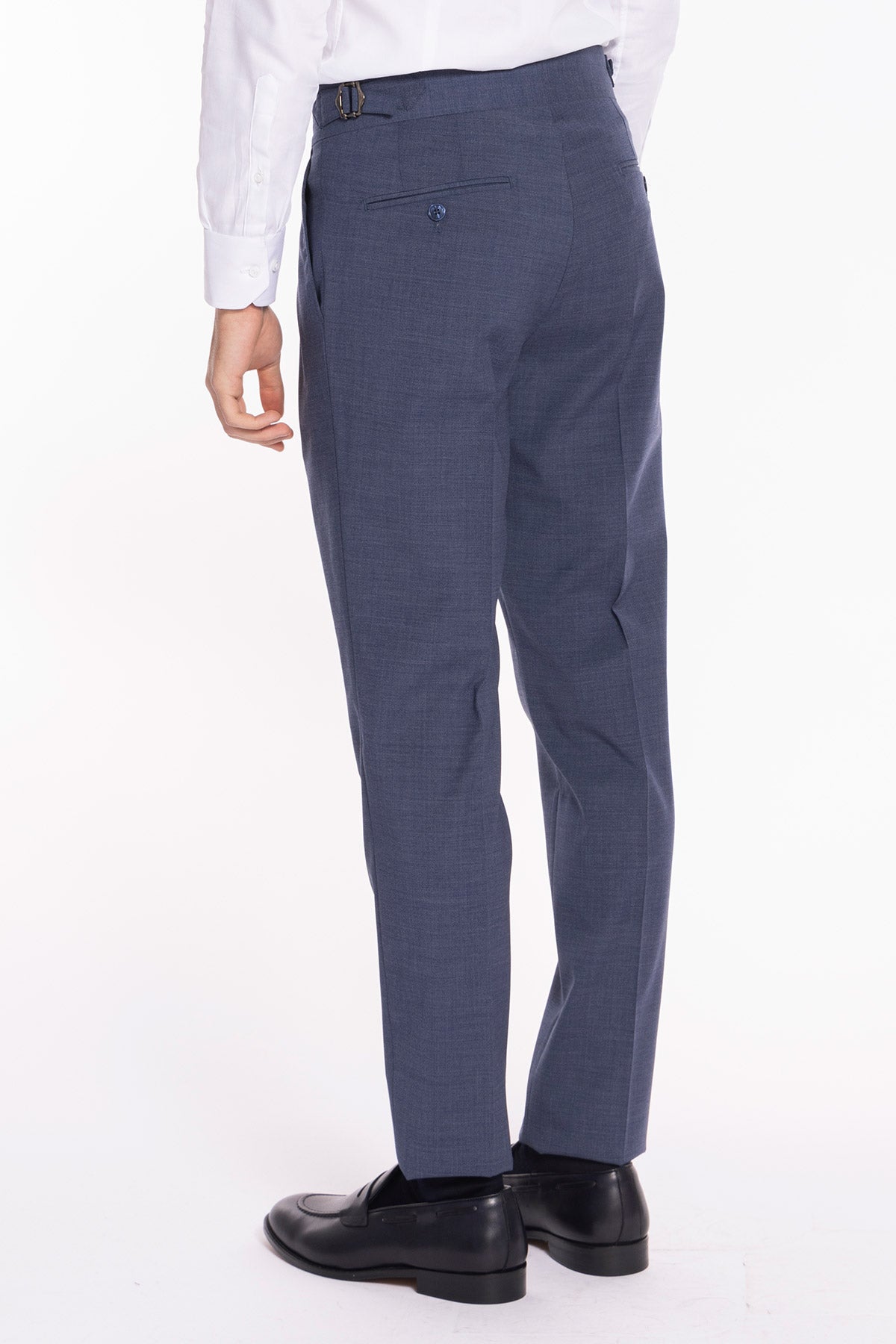Pantalone uomo blu denim in fresco lana tinta unita vita alta con doppia pinces fibbie laterali